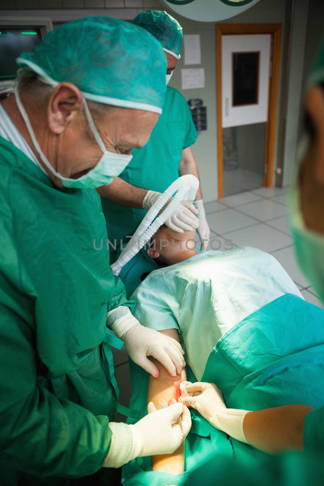 Surgeon using a scalpel to open a patient by Wavebreakmedia