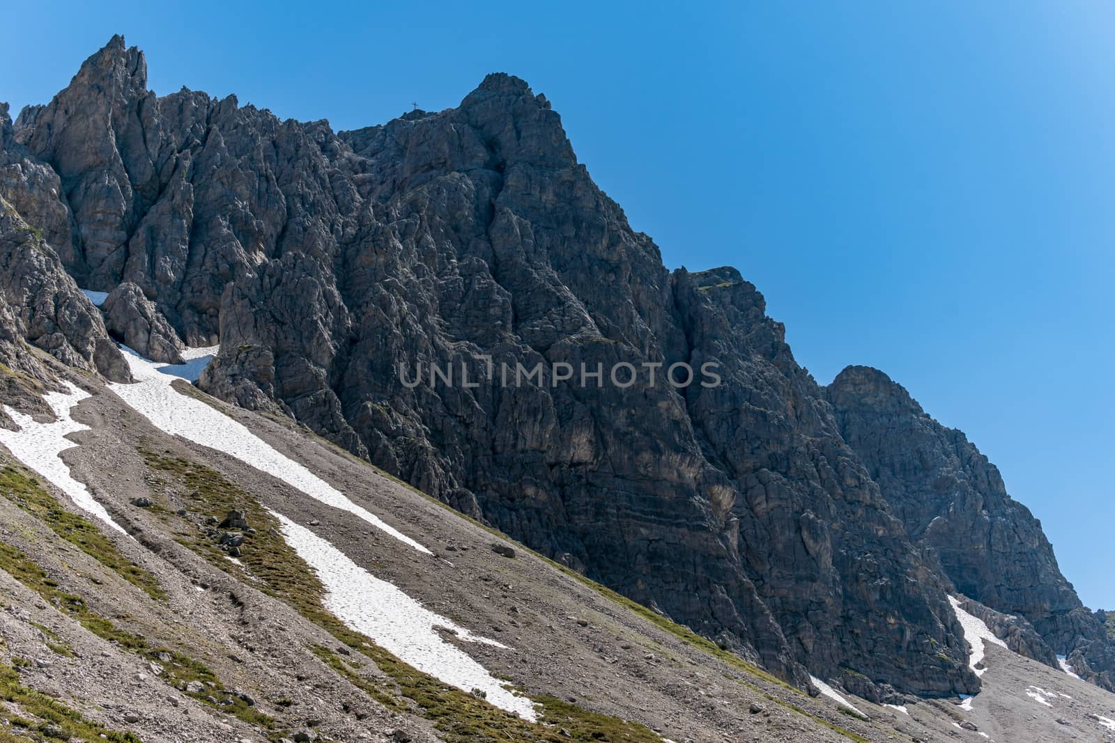 Fantastic hike in the Tannheim Mountains from the summit of Neunerkopfle over Landsberger hut to the beautiful Vilsalpsee.