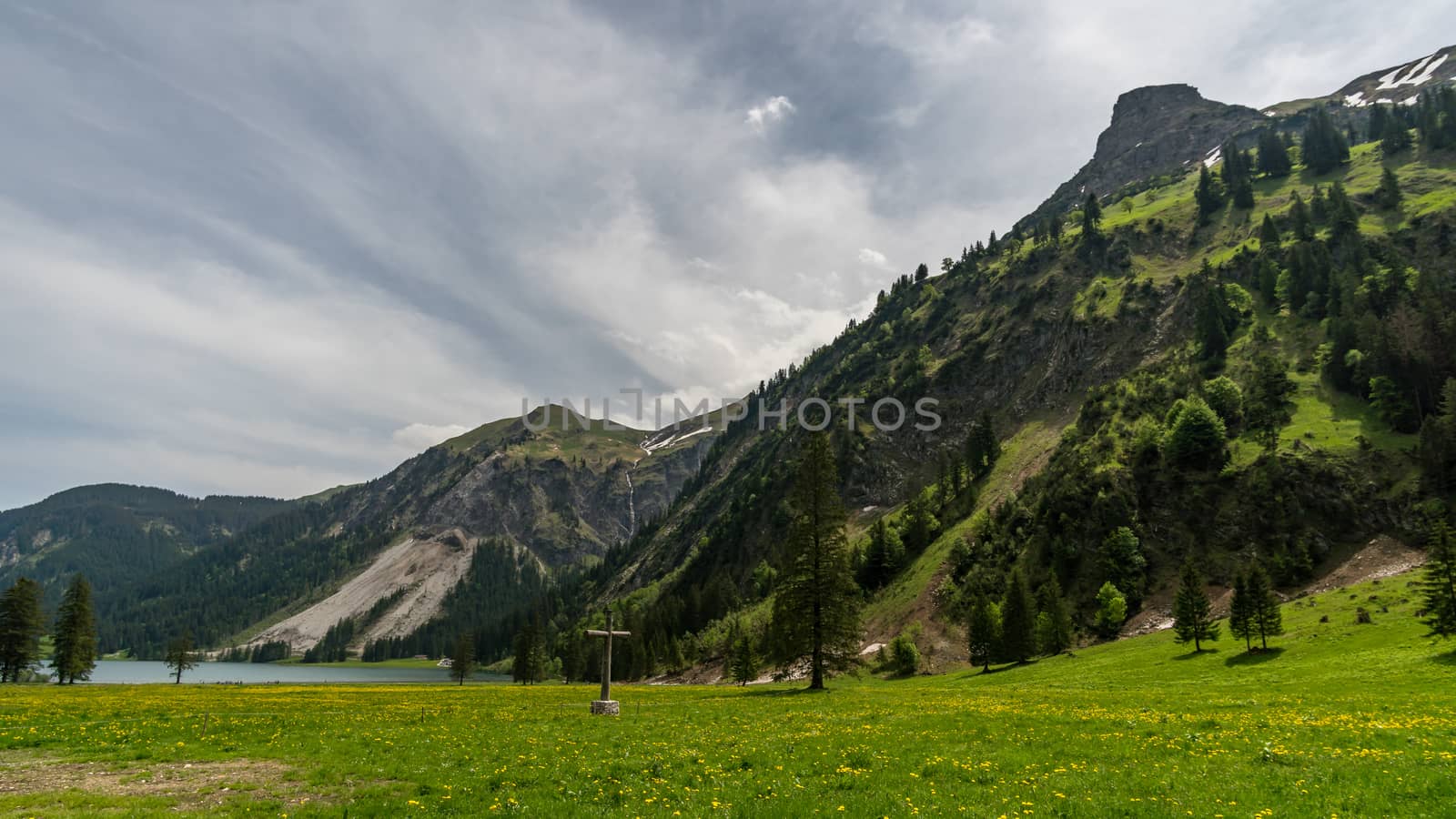 Adventurous hike around Vilsalpsee to the great Bergaicht waterfall in the Tannheimer Tal