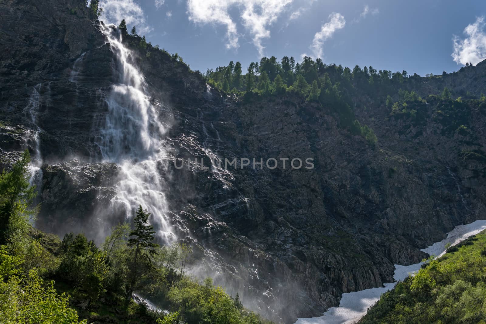 Adventurous hike around Vilsalpsee to the great Bergaicht waterfall in the Tannheimer Tal