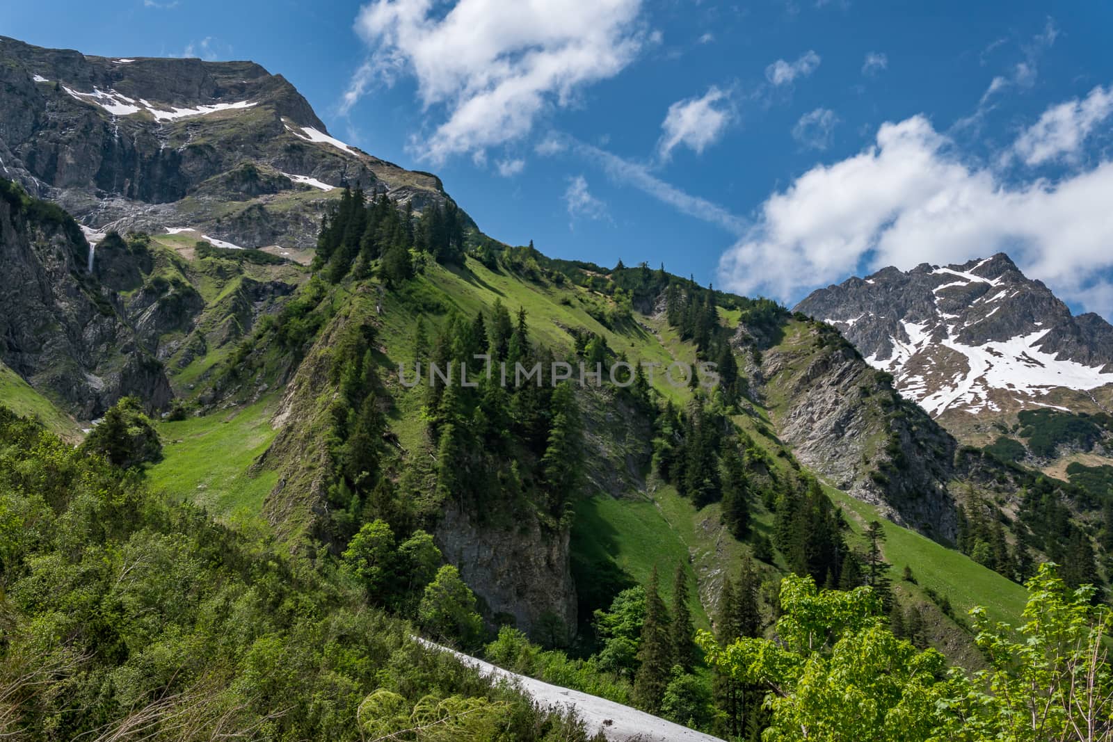 Adventurous hike around Vilsalpsee to the great Bergaicht waterfall in the Tannheimer Tal