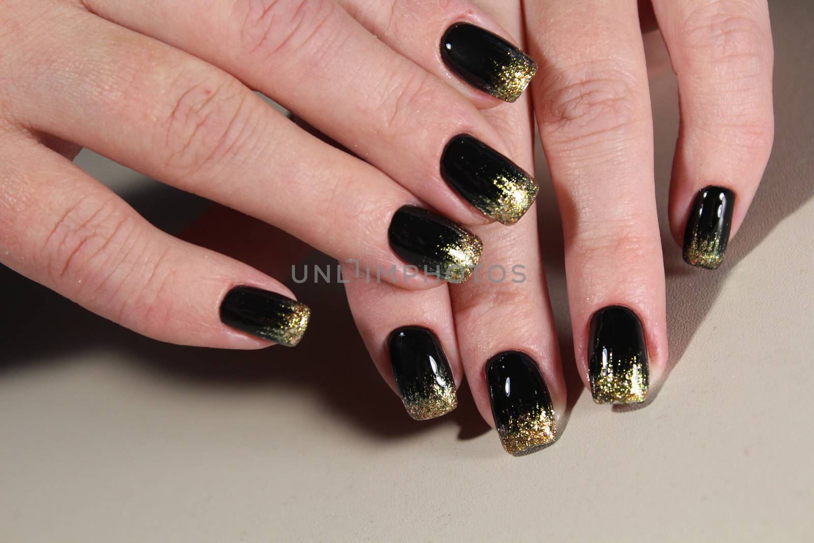 Evening manicure design in black and gold color. bast