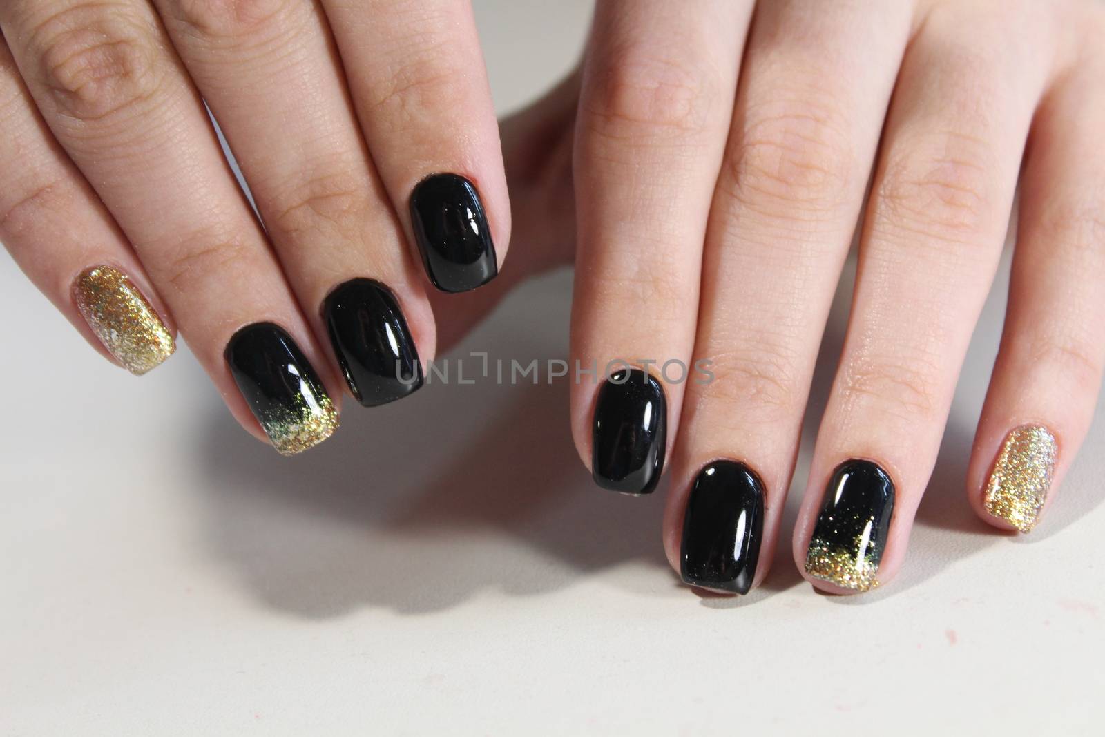 manicure design in black and gold color