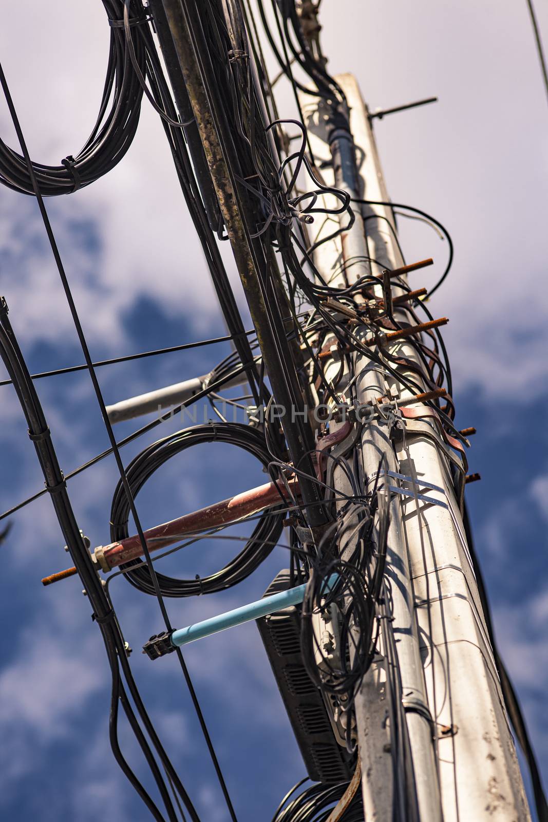 Trellis with electric cables unsafe in Dominican Republic