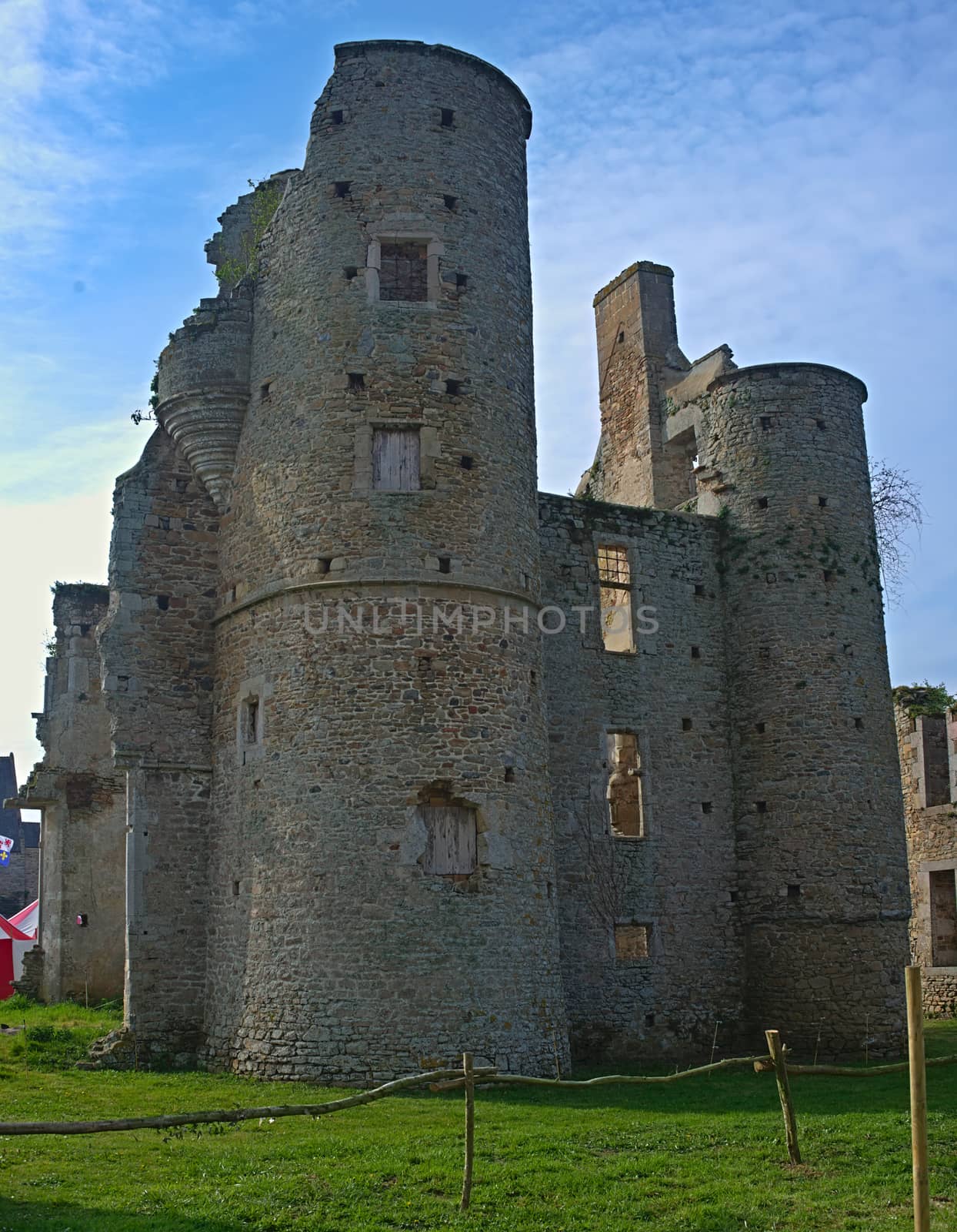 Remaining of an stone wall and towers on an 16th century castle by sheriffkule