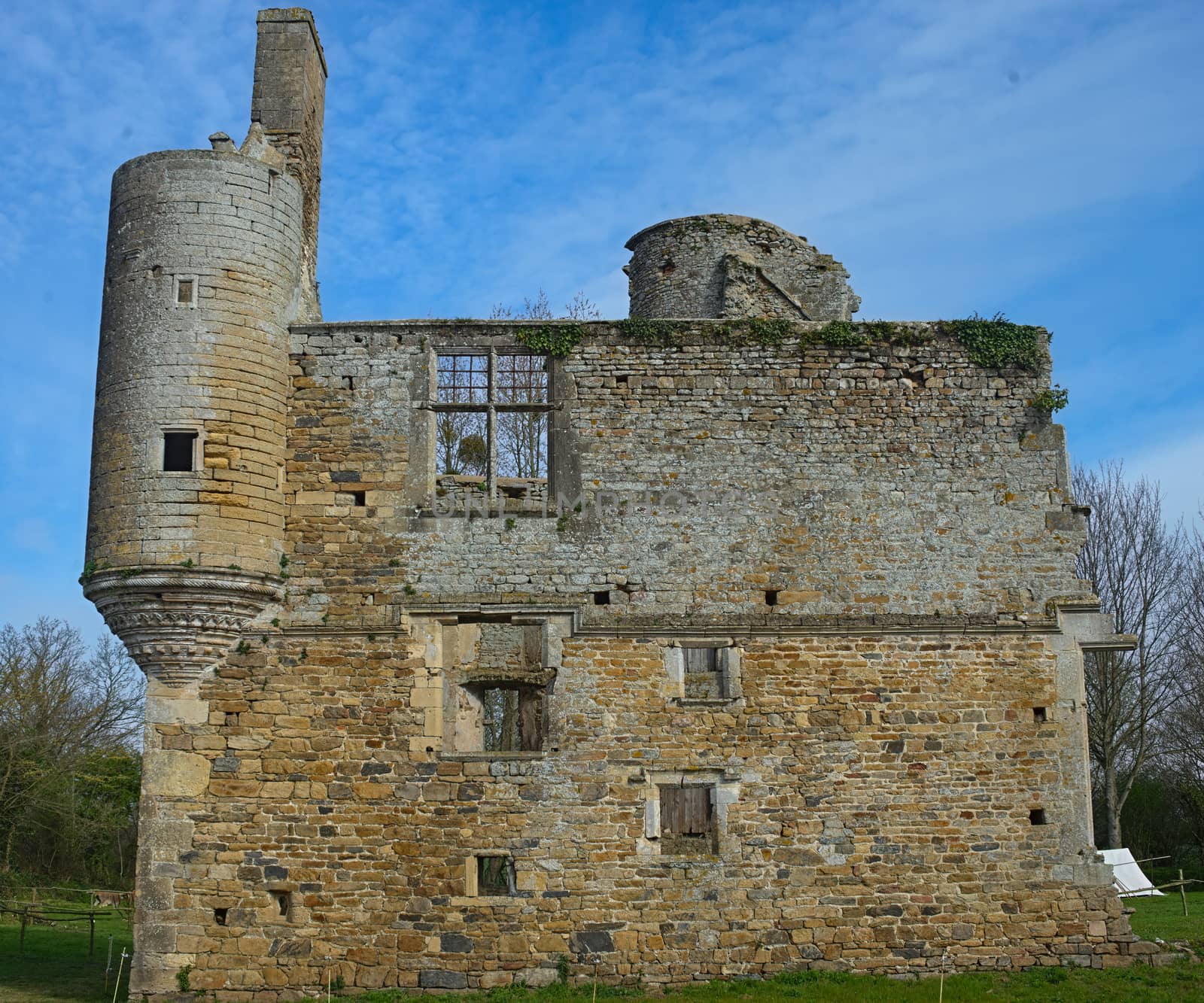 Remaining of an stone wall and towers on an 16th century castle by sheriffkule