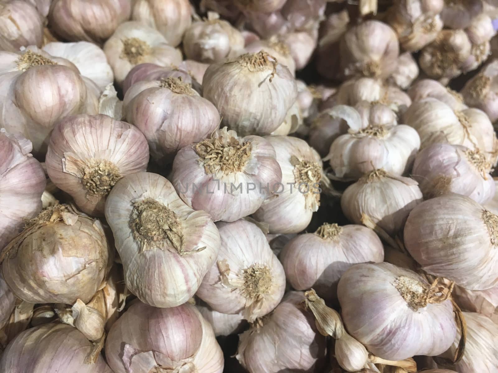 Many small, fresh, light purple garlic products are on the market.