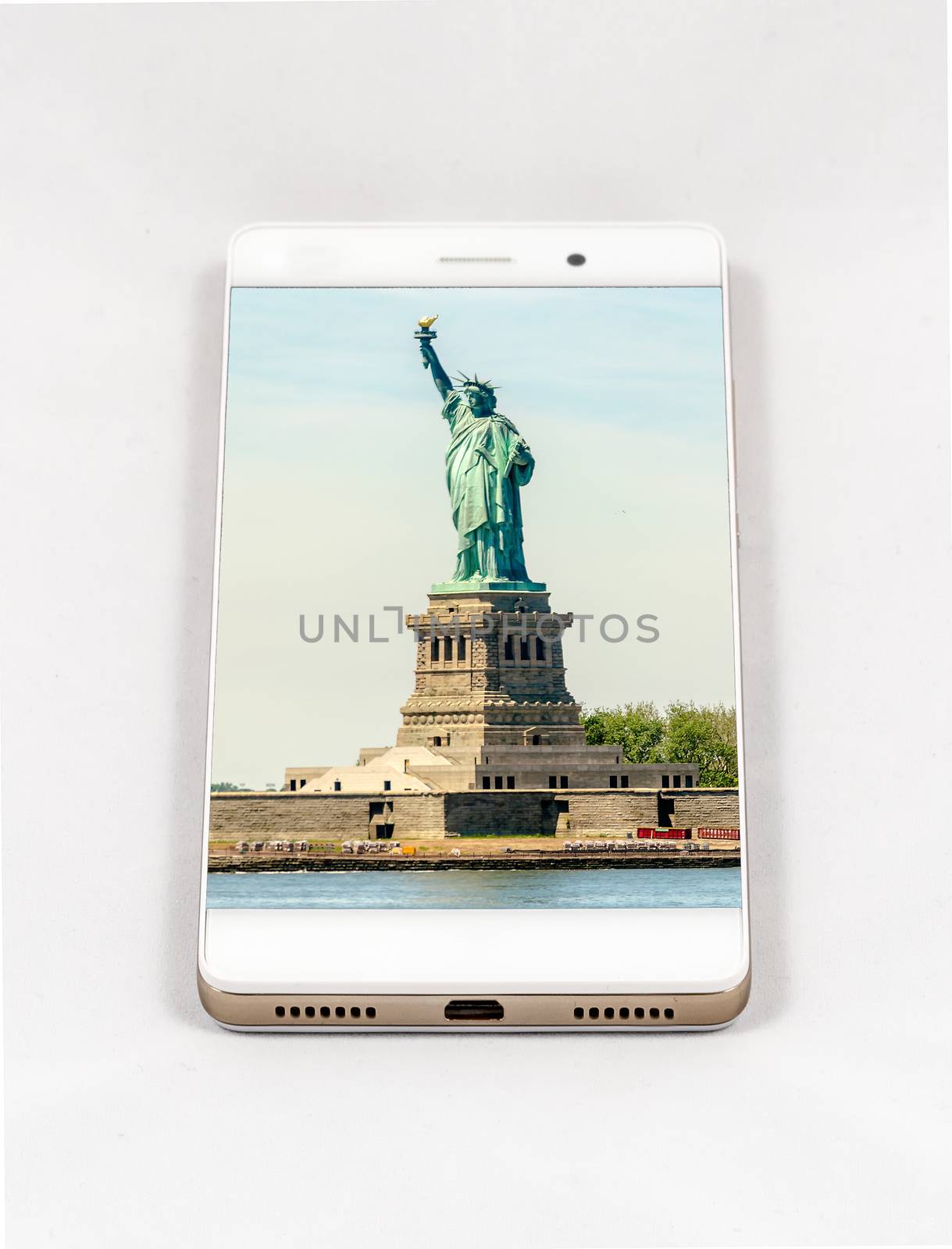 Smartphone displaying picture of Statue of Liberty, New York, US by marcorubino