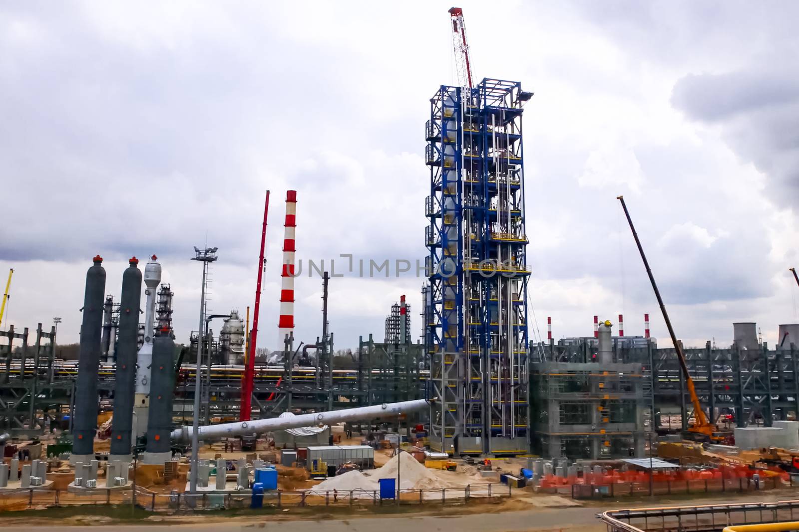 Installation of the reforming column at the Moscow oil refinery.