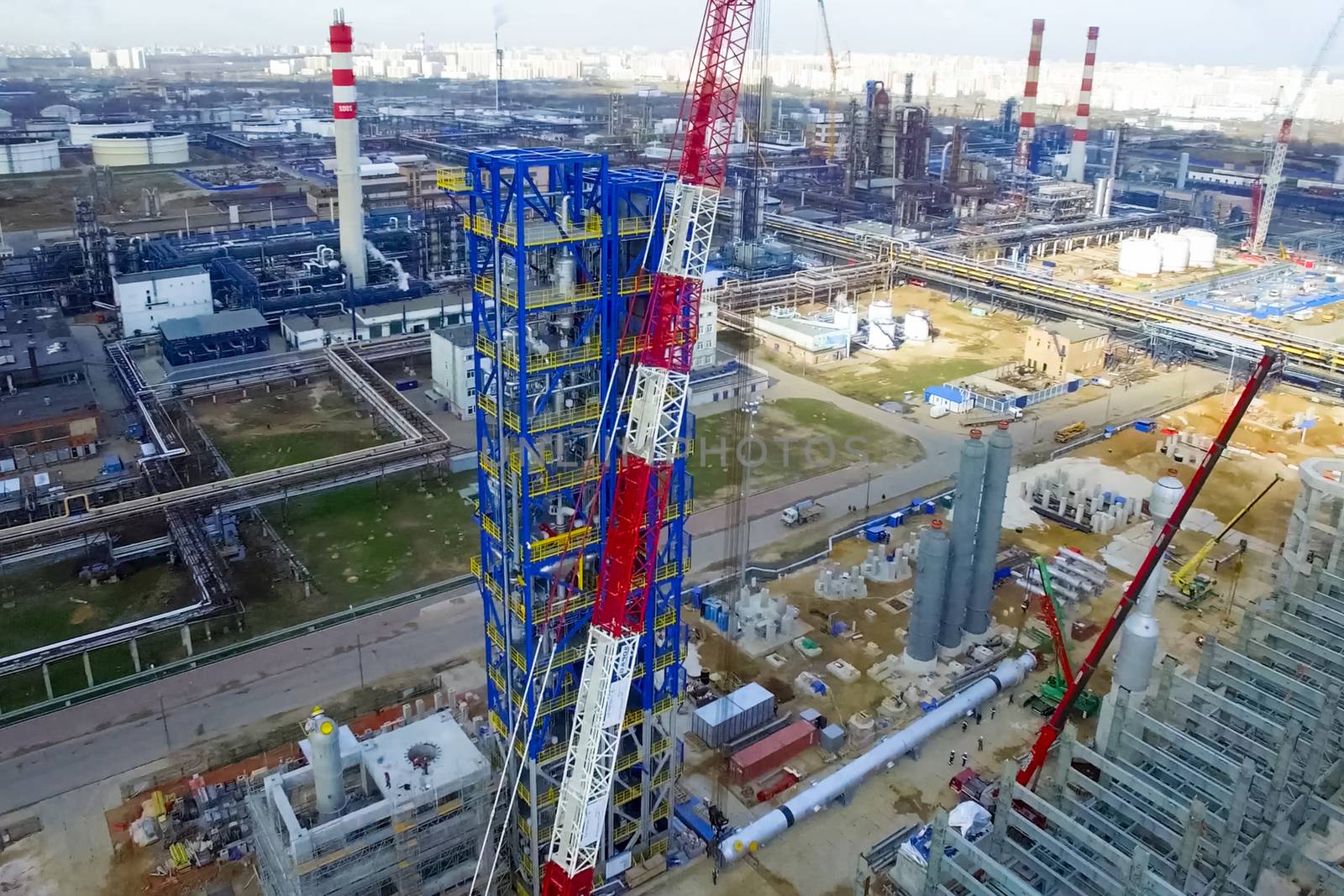 Installation of the reforming column at the Moscow oil refinery.