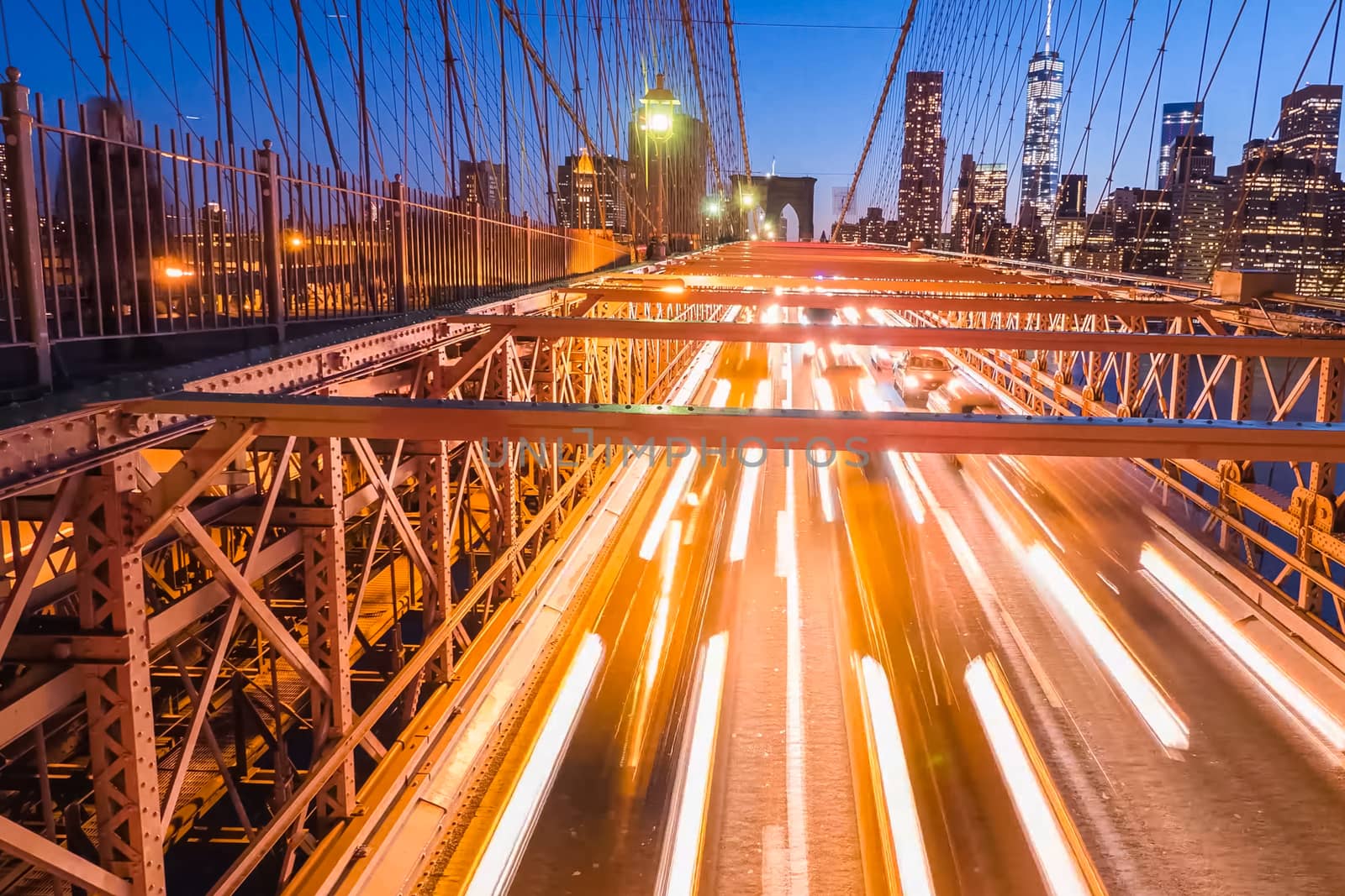 Night lights of car headlamps on the Brooklyn bridge. Long expos by nyrok