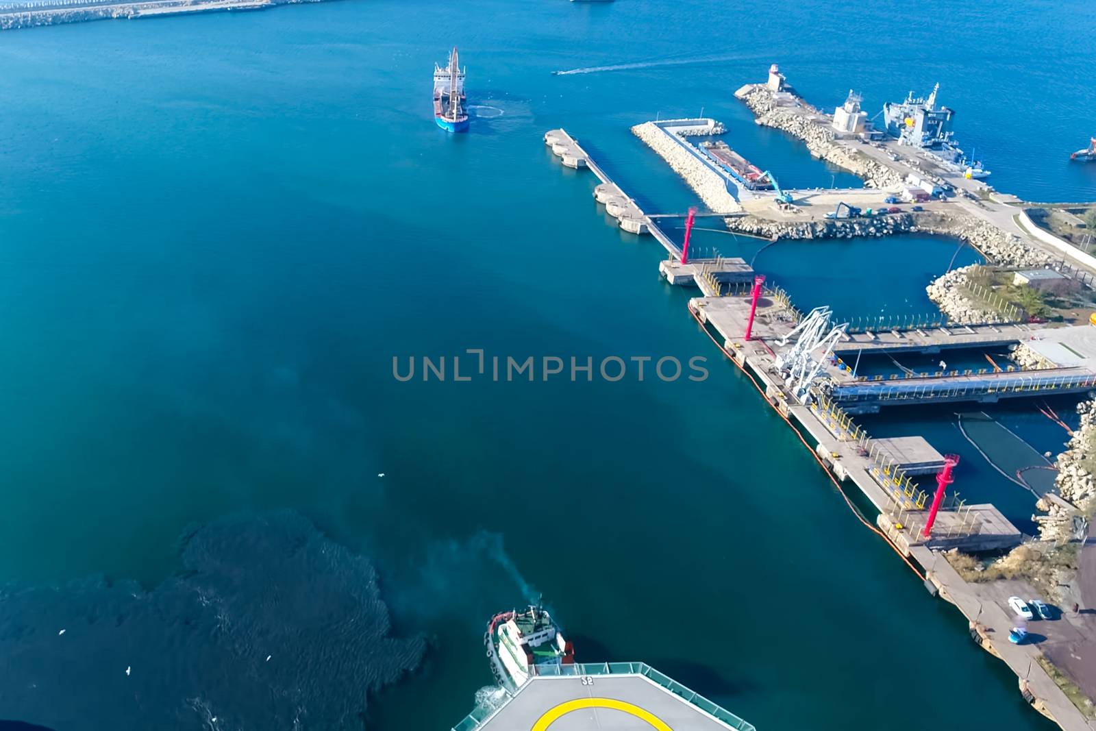 Drilling platform in the port. Towing of the oil platform by nyrok