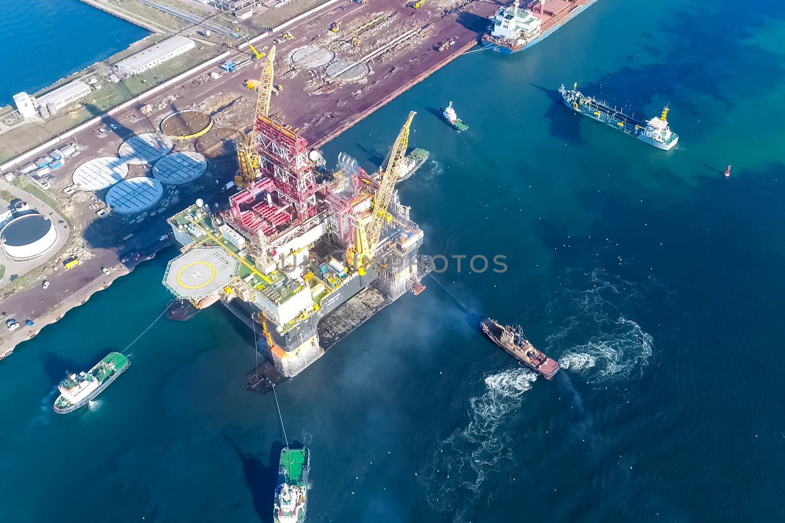 Drilling platform in the port. Towing of the oil platform by nyrok