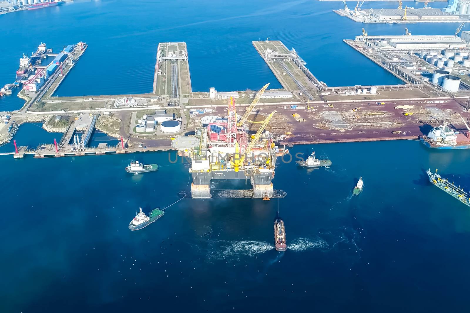 Drilling platform in the port. Towing of the oil platform by nyrok