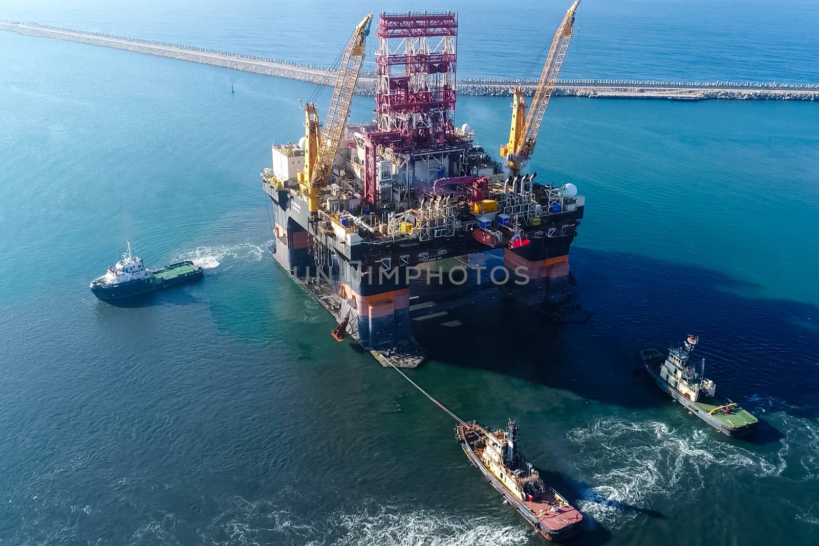 Drilling platform in the port. Towing of the oil platform by nyrok