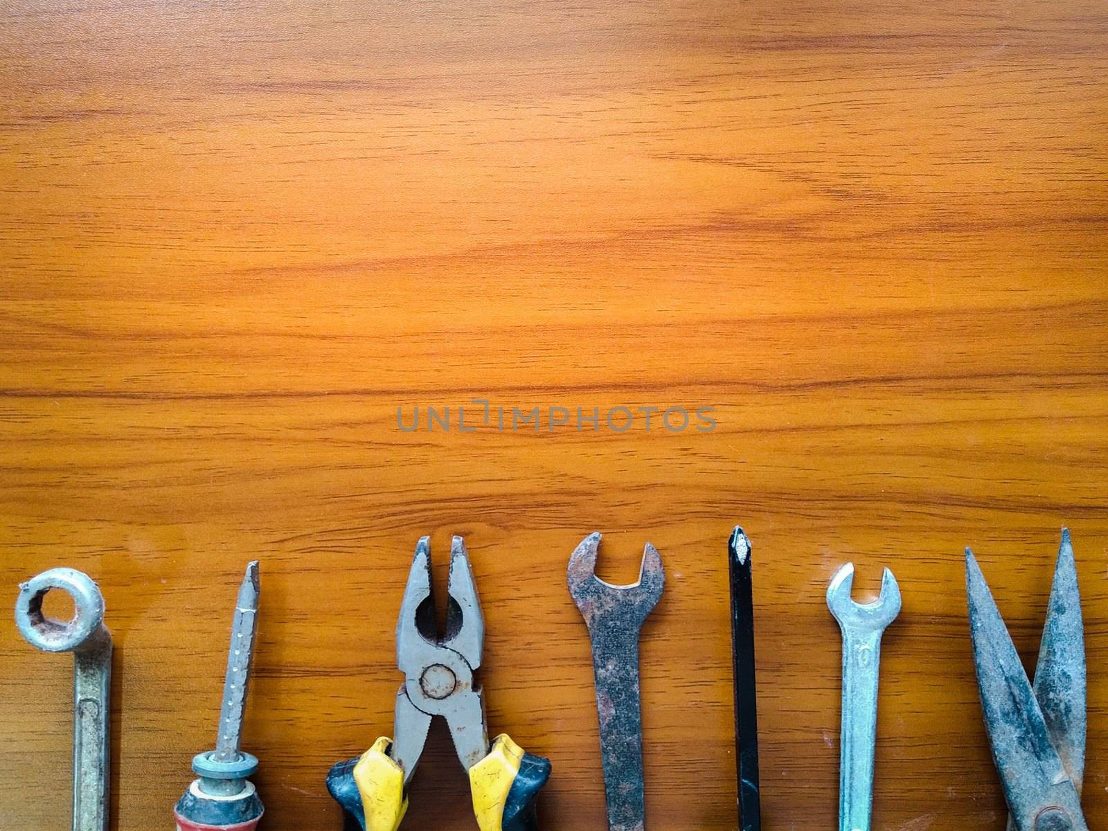 The repair tools were placed on a brownish-yellow table.