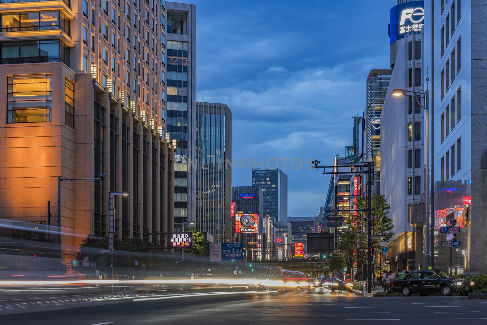 Night view of the crossing intersection of Hibiya Street by kuremo