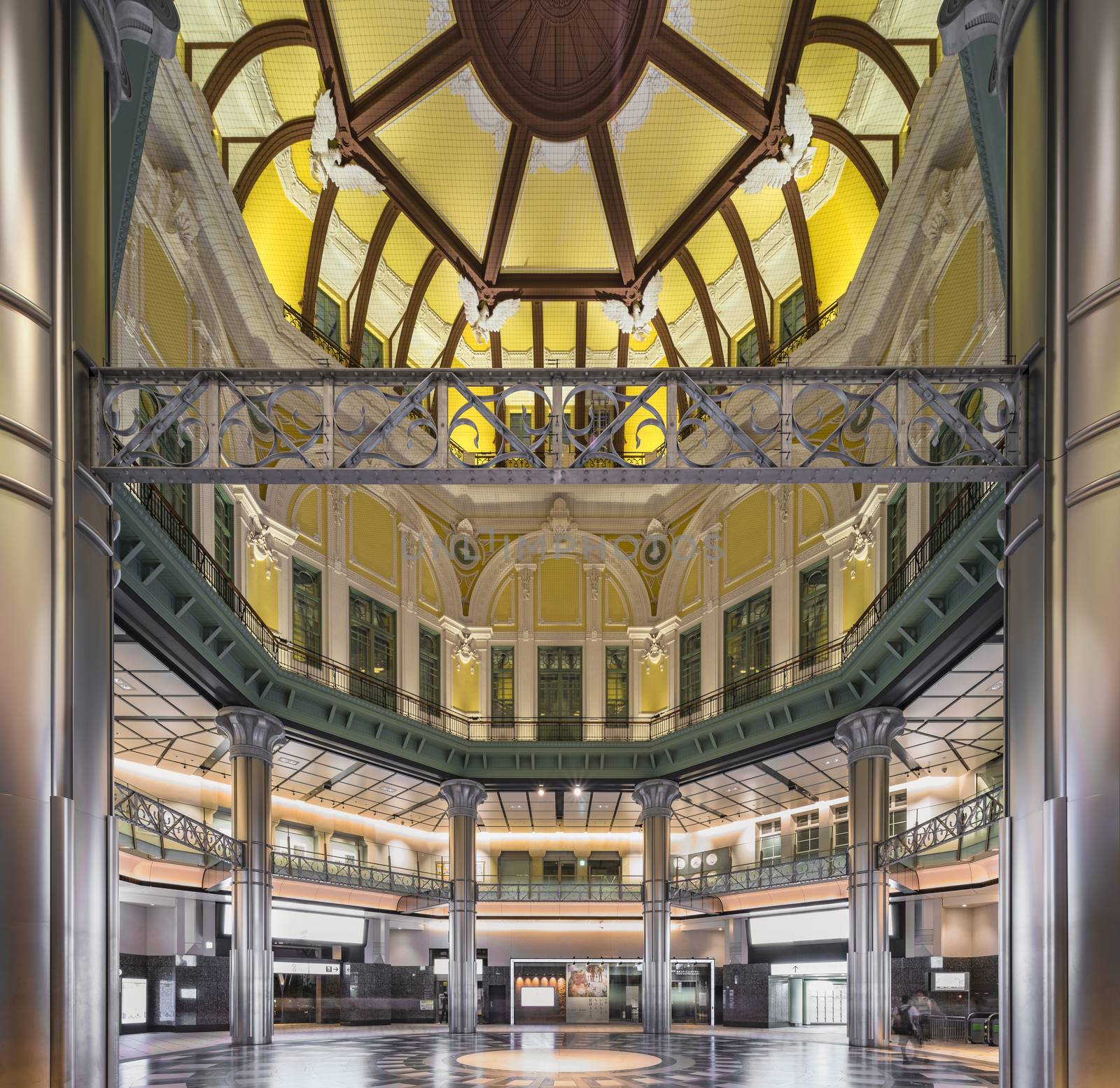 Ceiling of the dome of the Marunouchi North exit of the Tôkyô station in Japan. At each end of the upper octagon an eagle looking to the left opens wide wings of 2.1m wingspan. On the lower one are represented eight signs of the zodiac with the exception of the Rabbit, the mouse, the horse and the rooster.