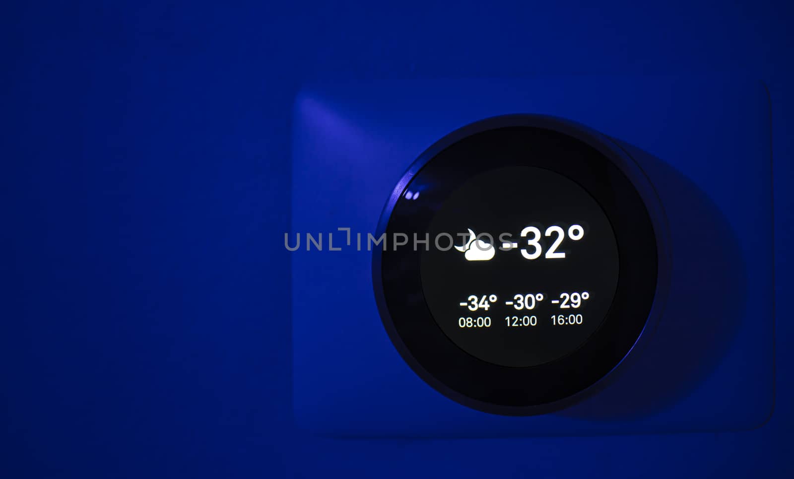 Digital Thermostat at night showing the outside temperature of -31 degrees celsius during the winter