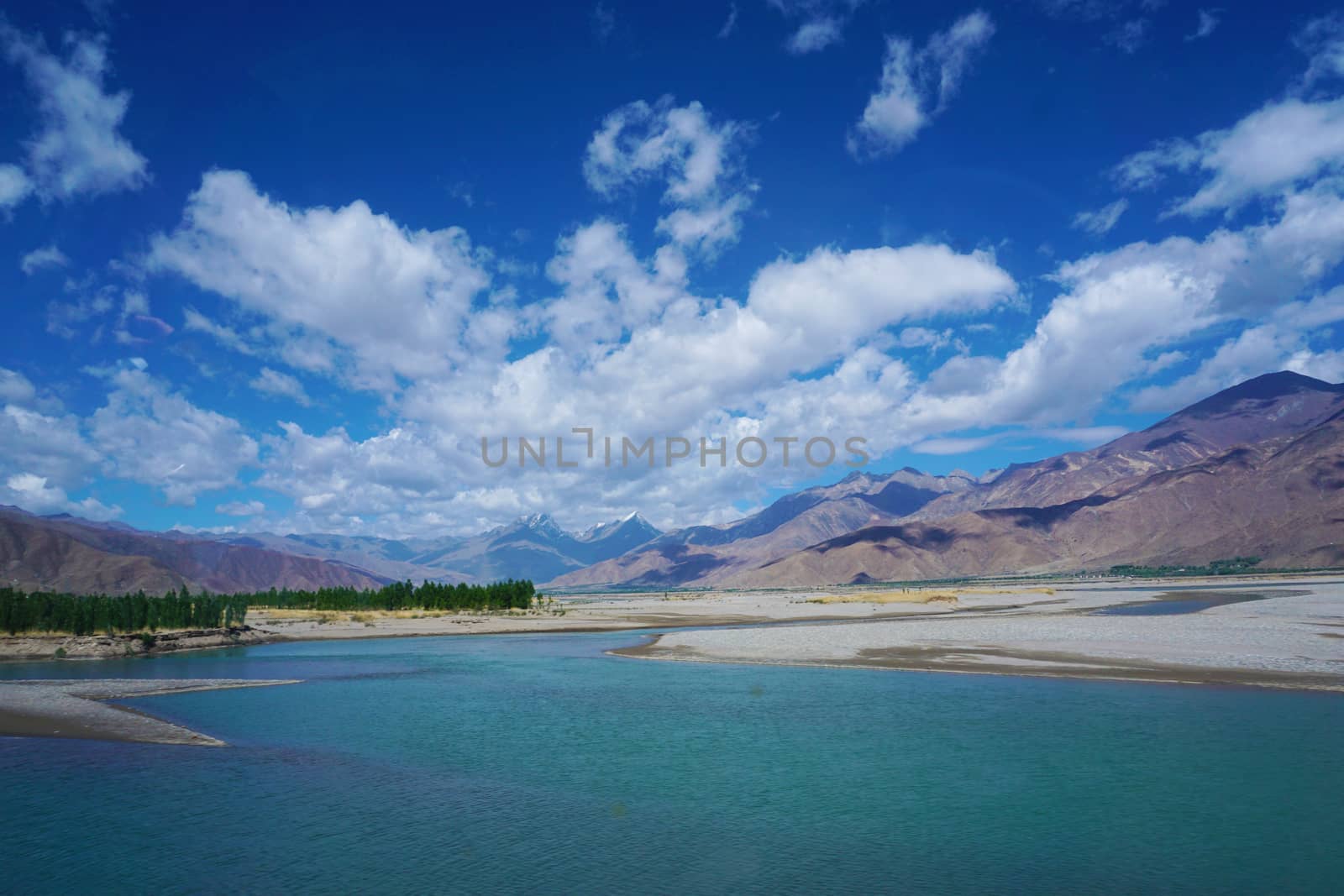  The Yamdrok Yumtso lake,Tibet, Yamdroog is the fifth largest lake in the Tibet Autonomous Region and the largest inland brackish lake in southern Tibet.  