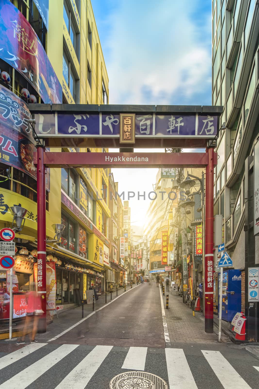 Red and blue portal of the shopping street Hyakkendana by kuremo