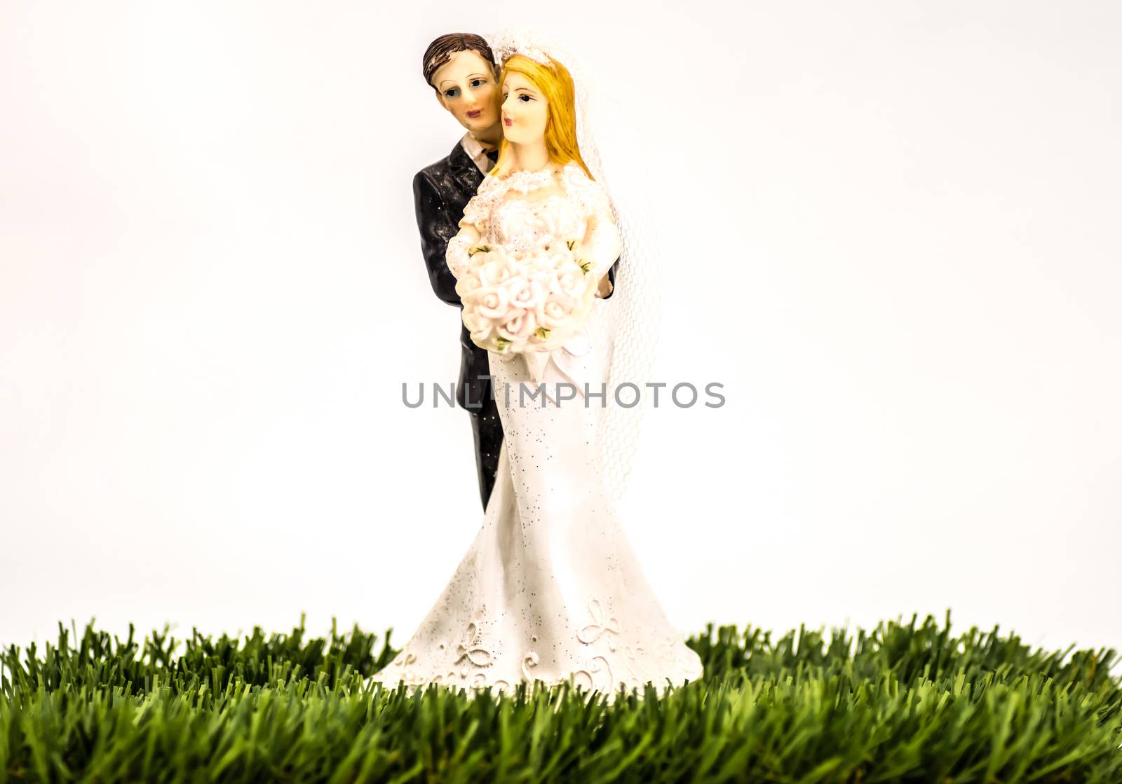 Statue of brides on a green lawn  by Philou1000