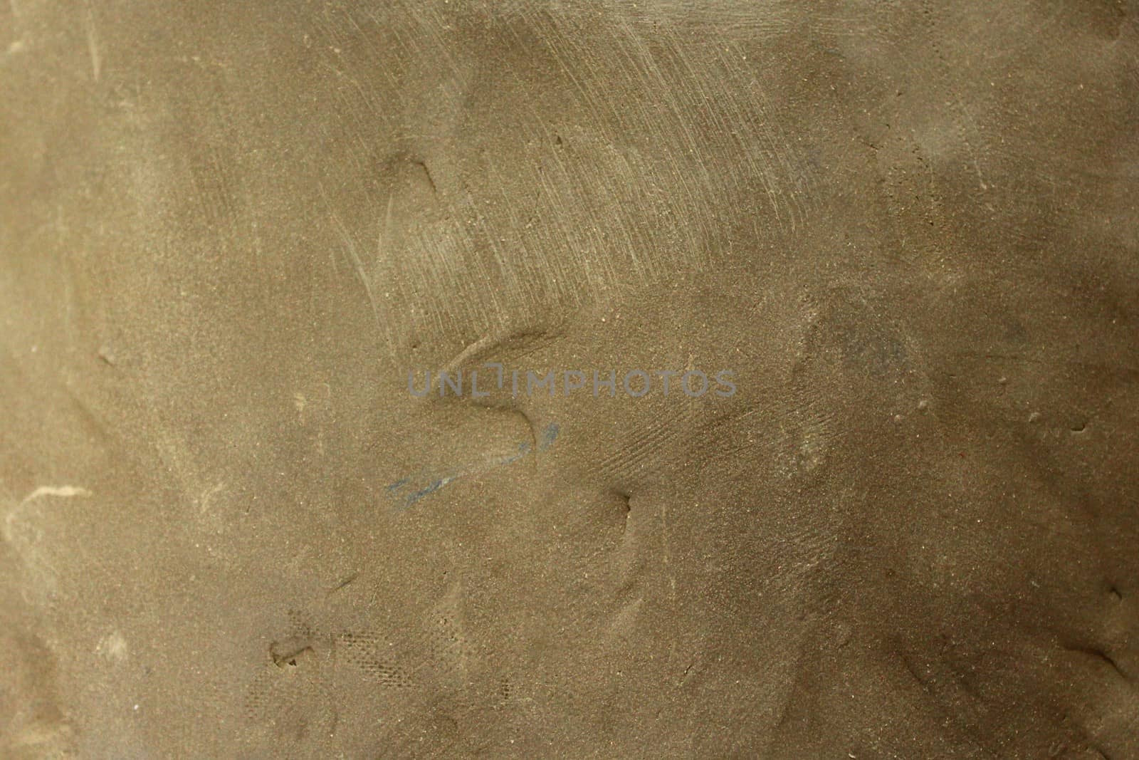 The picture shows a brown background with structured earthenware