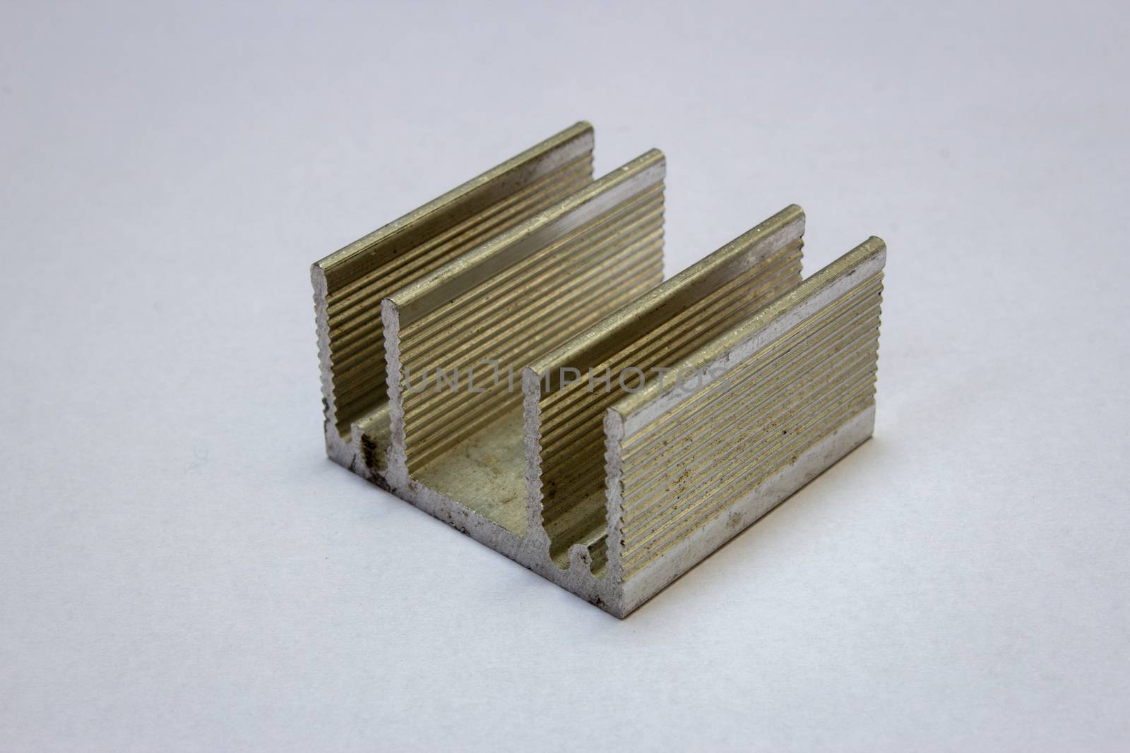 Aluminum heat sink used for cooling down electronic components by etcho