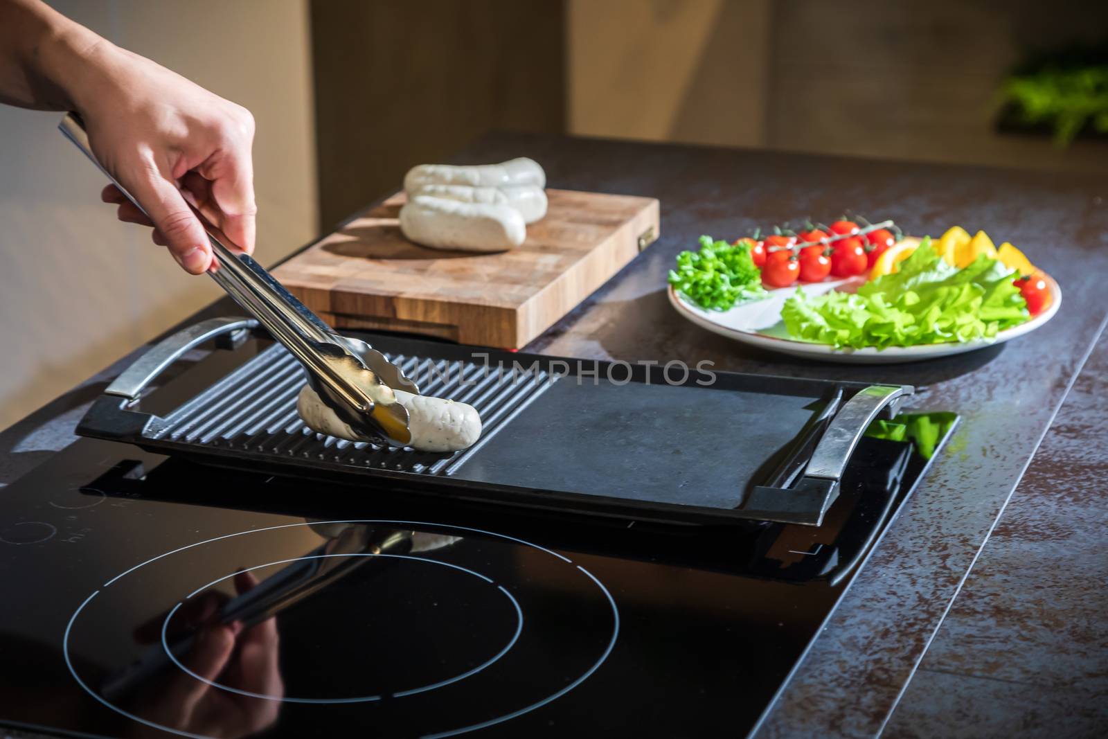 A cook turns over tongs of chicken to a grilled by sveter