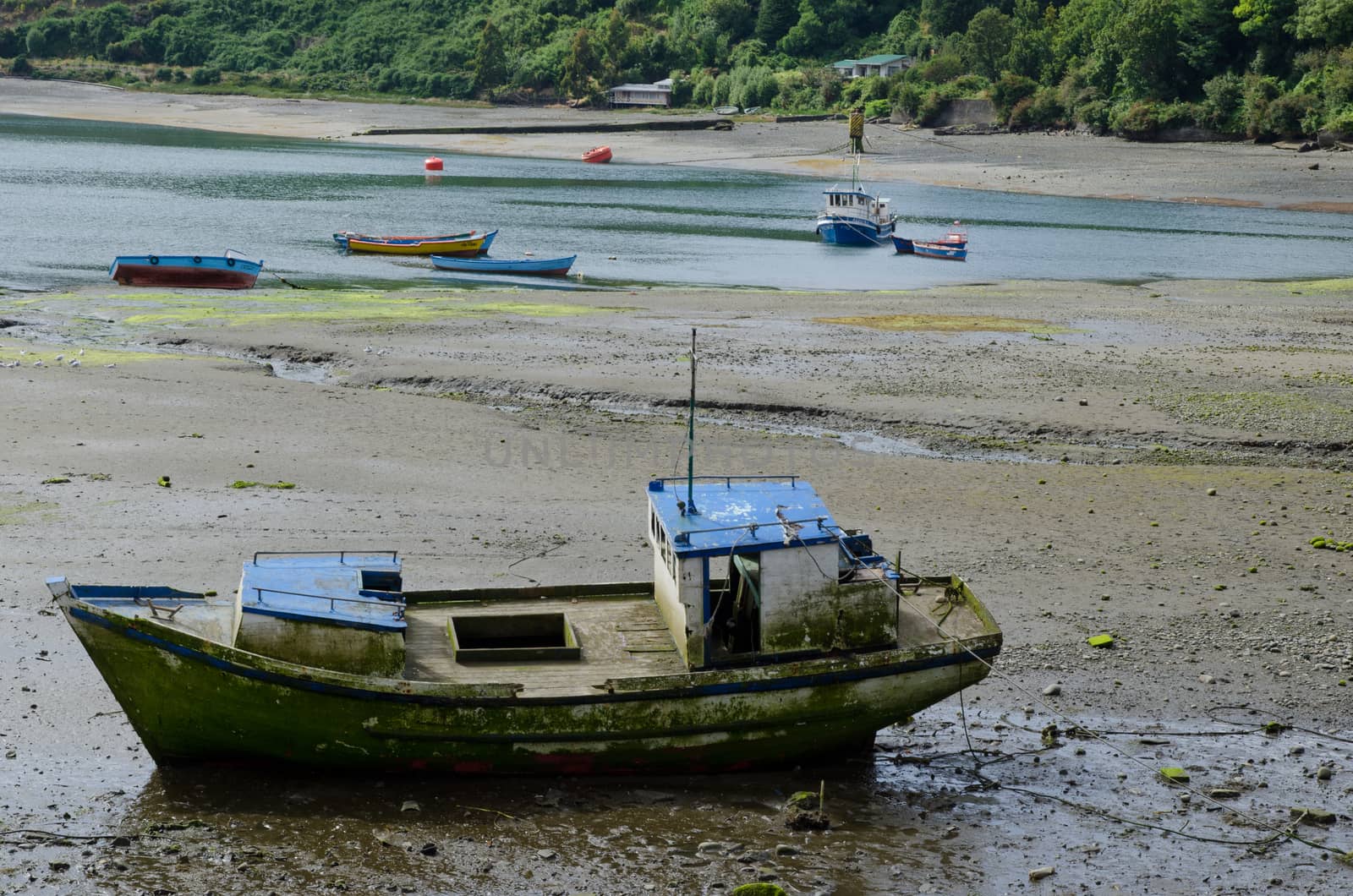 Fishing boat stranded in the coast of Angelmo. by VictorSuarez