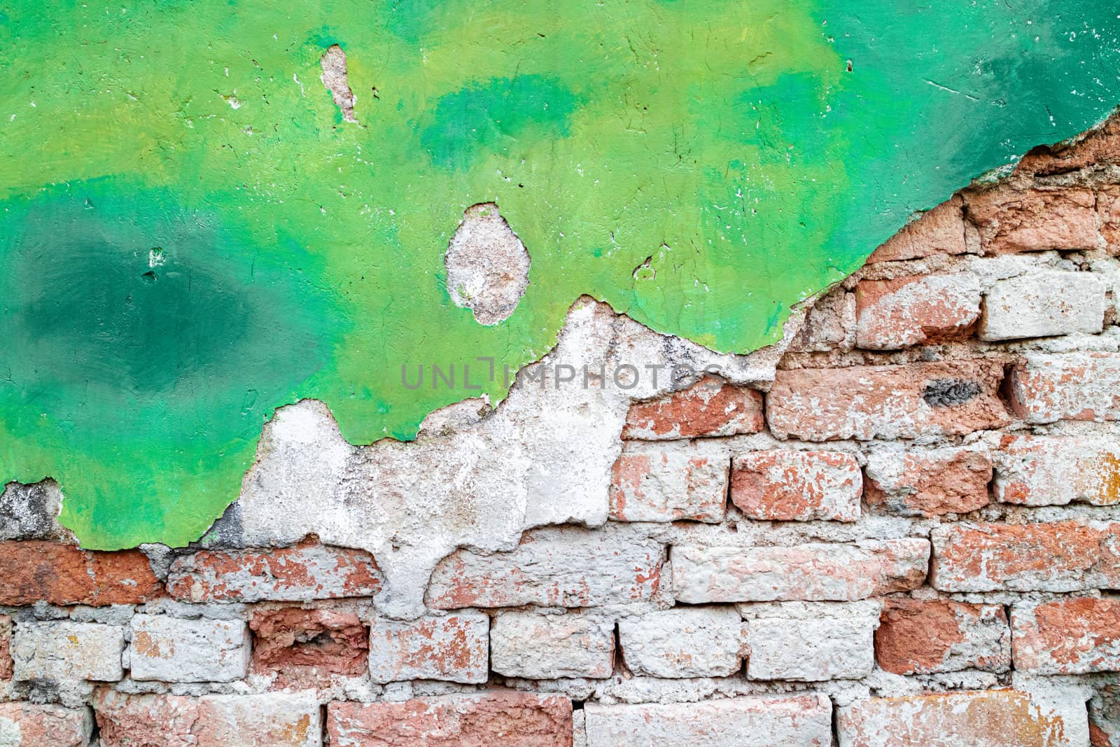The decorative wall shows the layers of masonry, painted in green, gradation in ancient style.