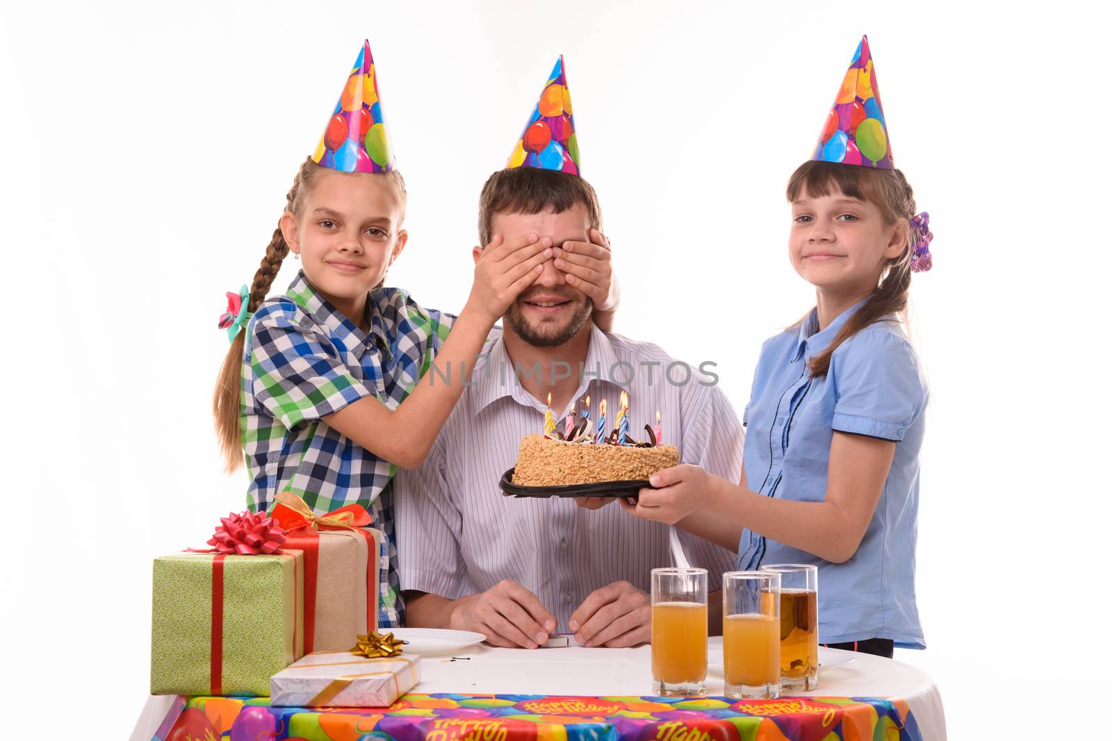 Two sisters prepared a surprise for dad and closed his eyes