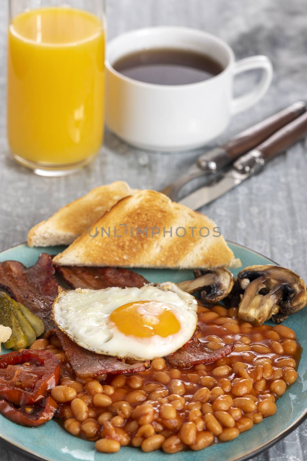 full englisch breakfast on a plate