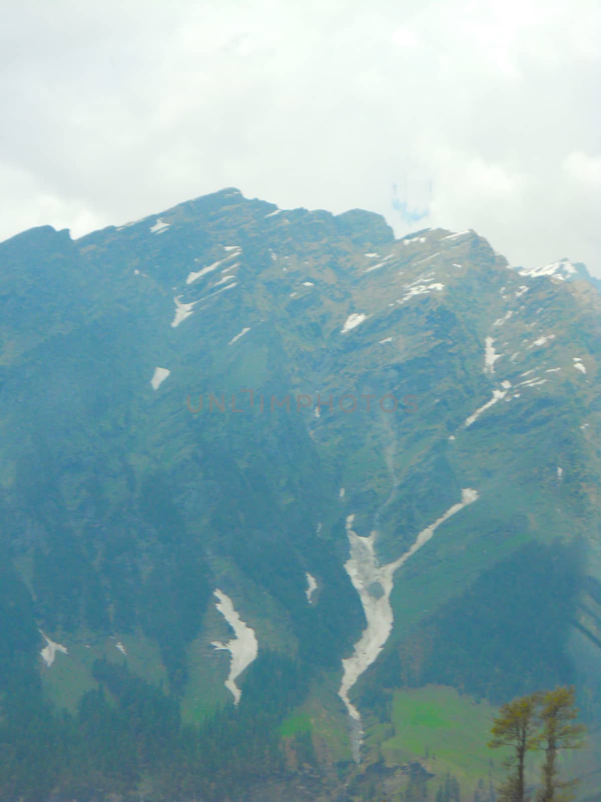 a snow mountain range in north india by gswagh71