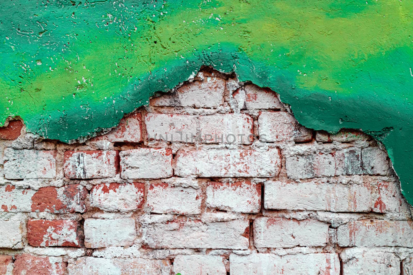 The decorative wall shows the layers of masonry, painted in green, gradation in ancient style.