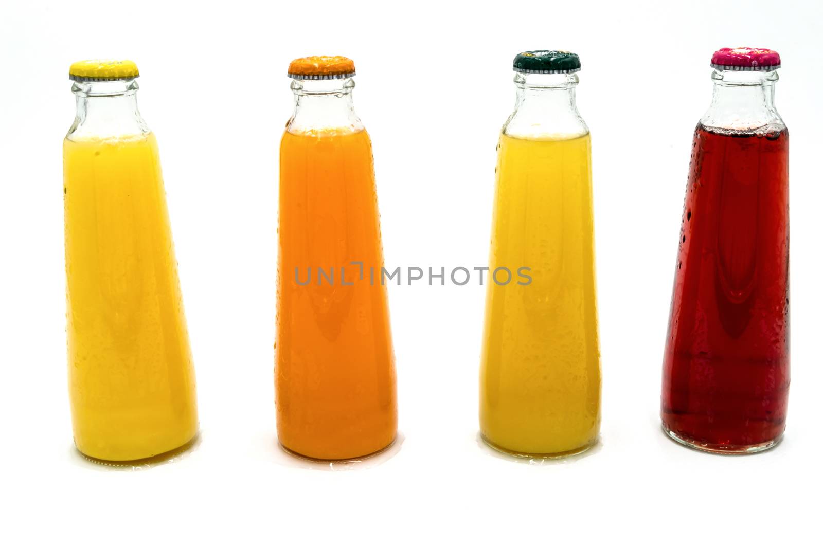 Bouteilles de jus de fruits et légumes isolés sur fond blanc