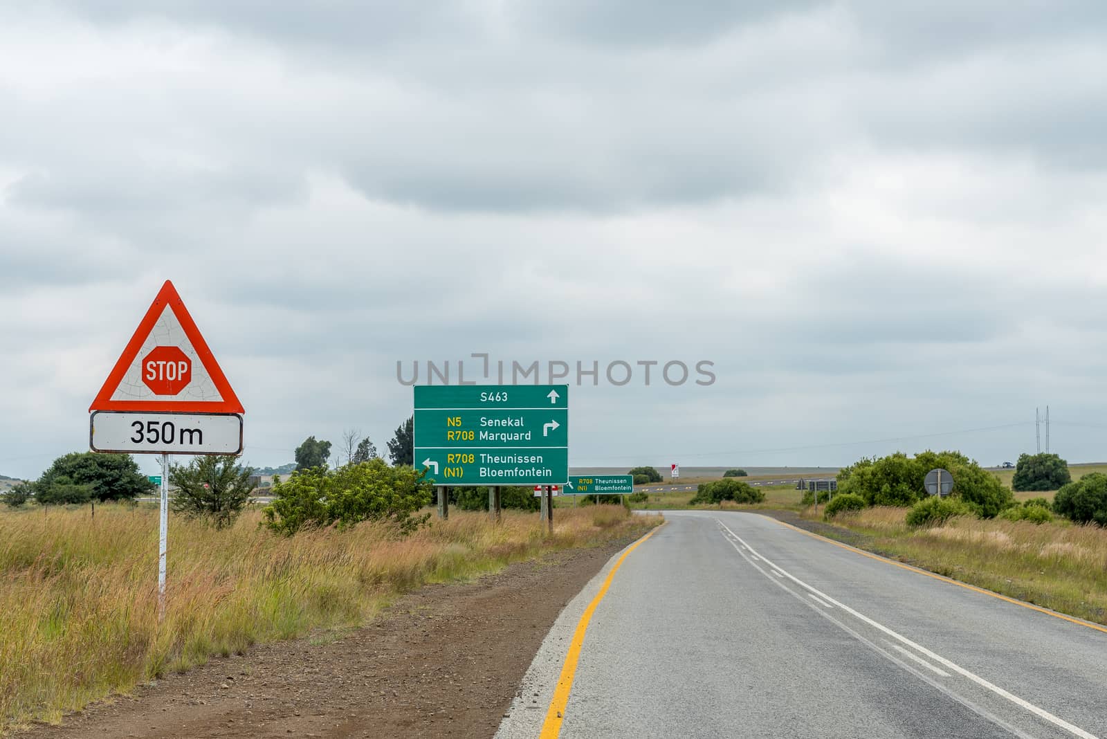 Landscape on road S463 at the junction with the N5 near Winburg. Several road signs are visible