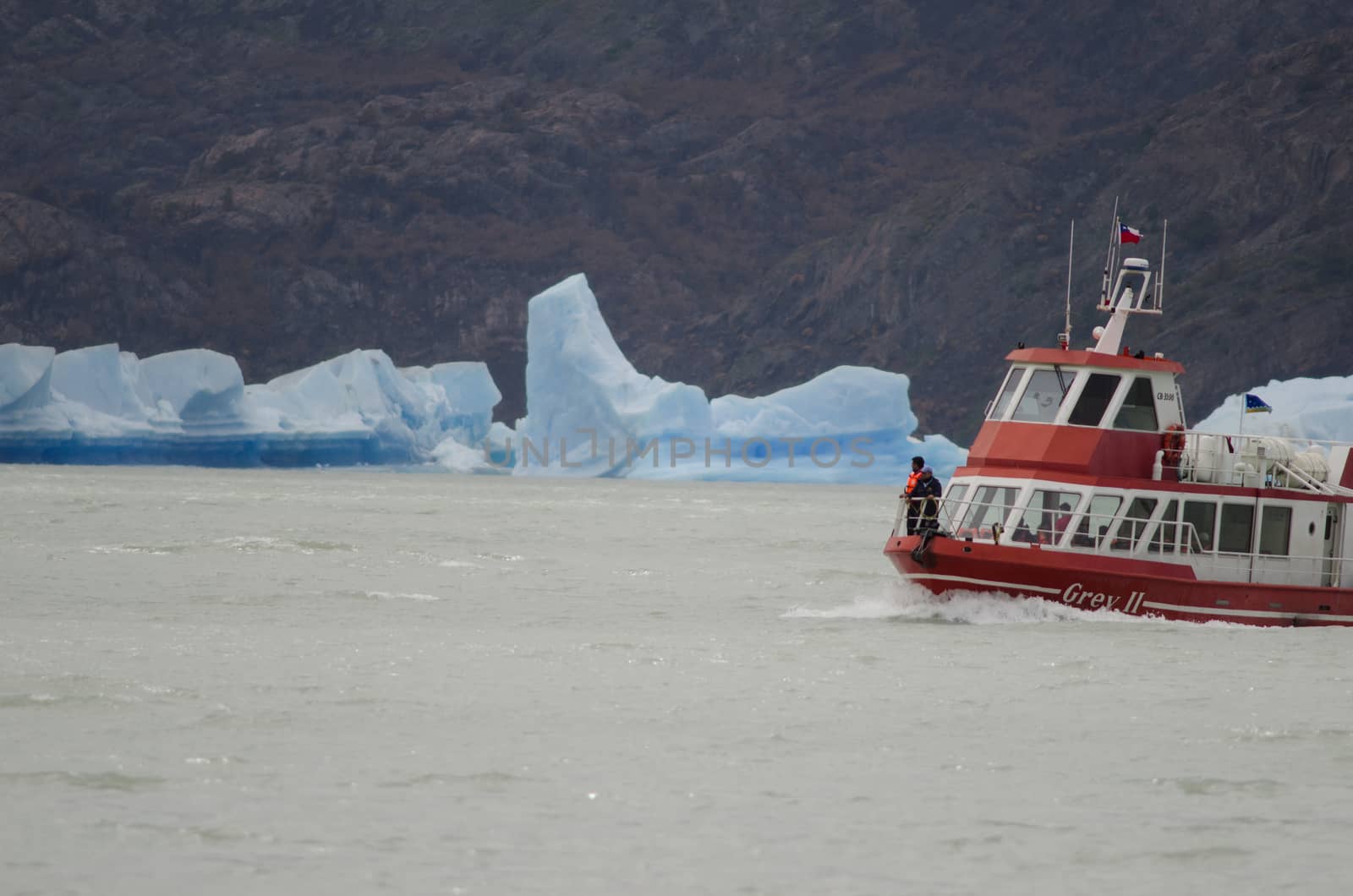 Tourist boat and icebergs on Grey Lake. by VictorSuarez