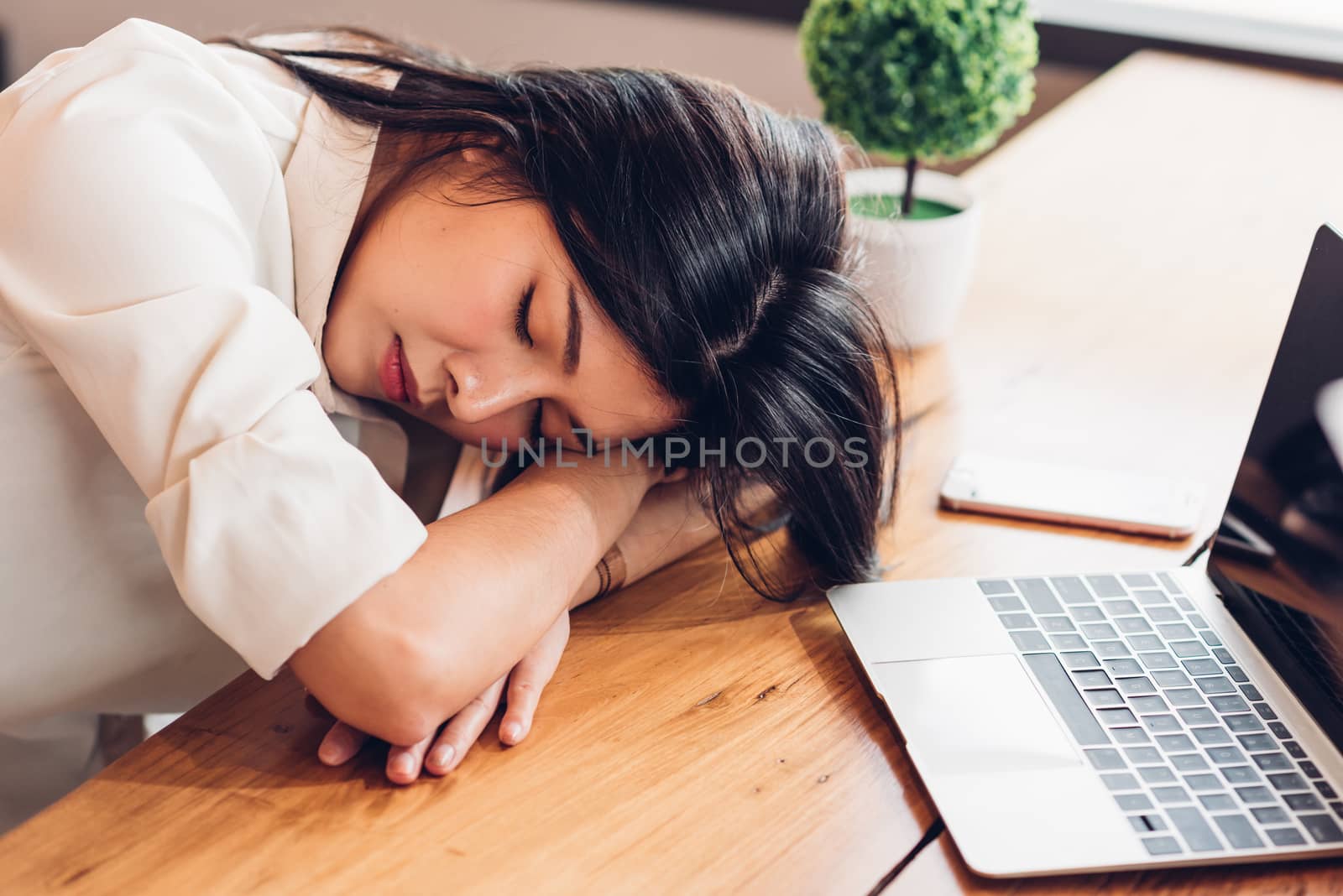 Lifestyle freelance woman he has resting sleeping after hard work long time in coffee shop