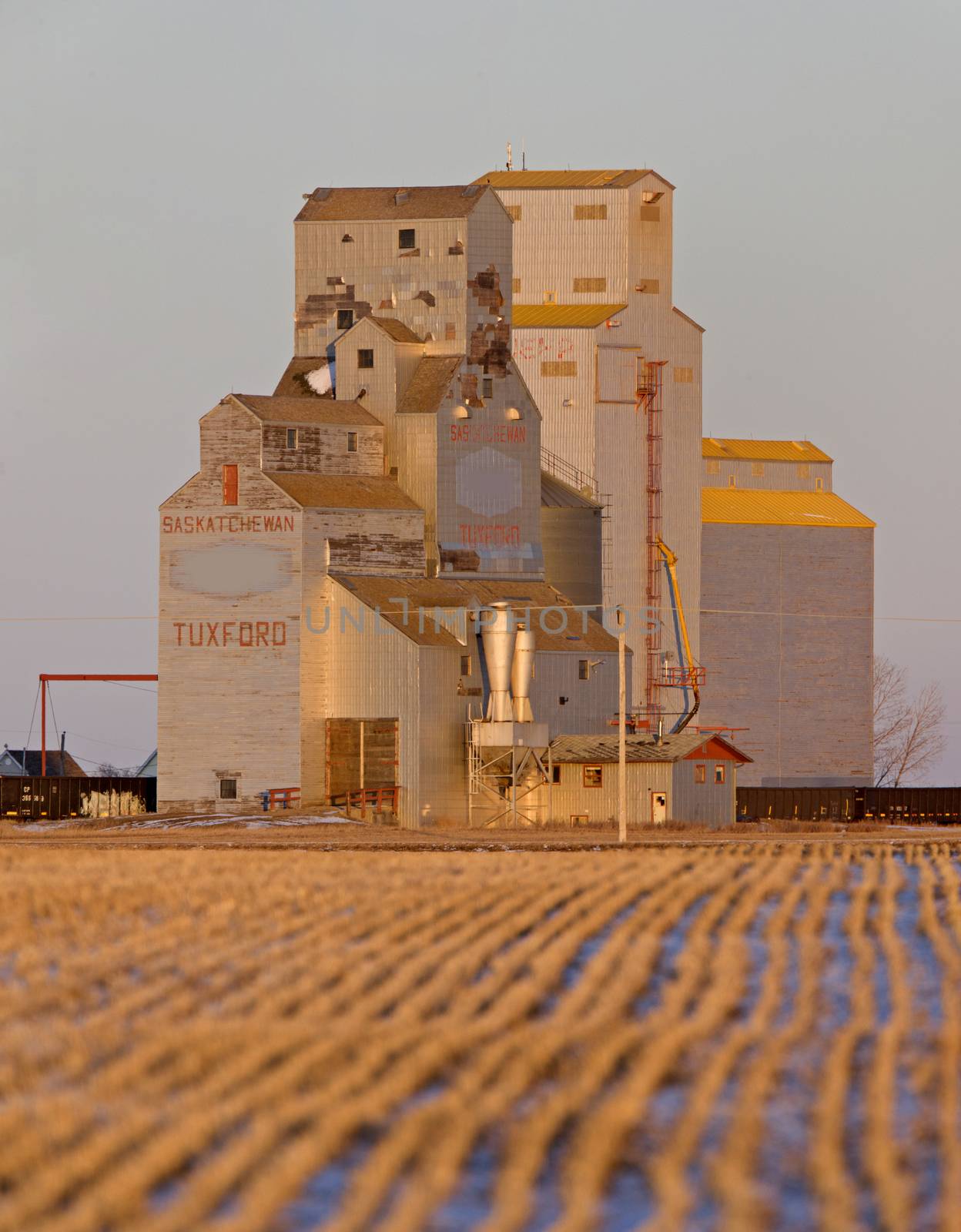 Prairie Grain Elevator by pictureguy