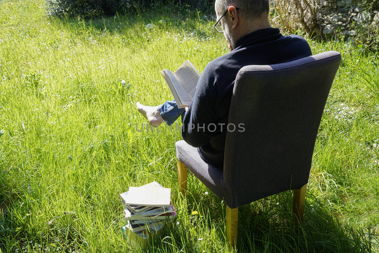 Read a book in the garden by sergiodv