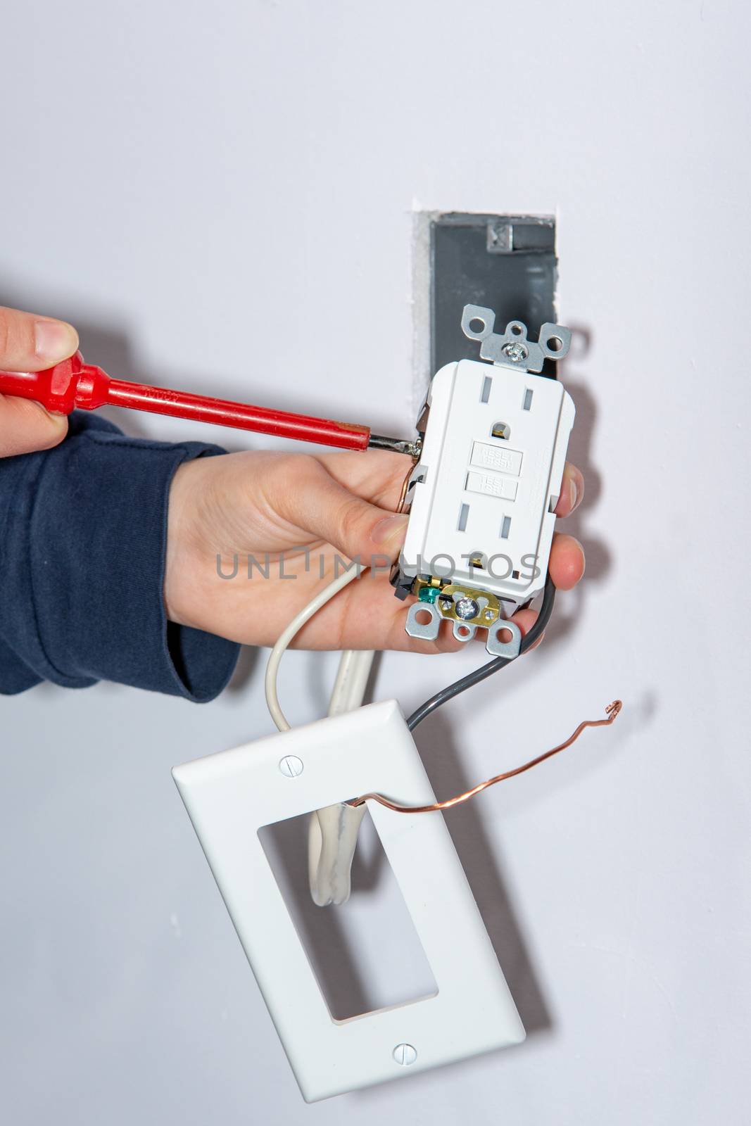 Installation of a socket with a fuse in a drywall by ben44