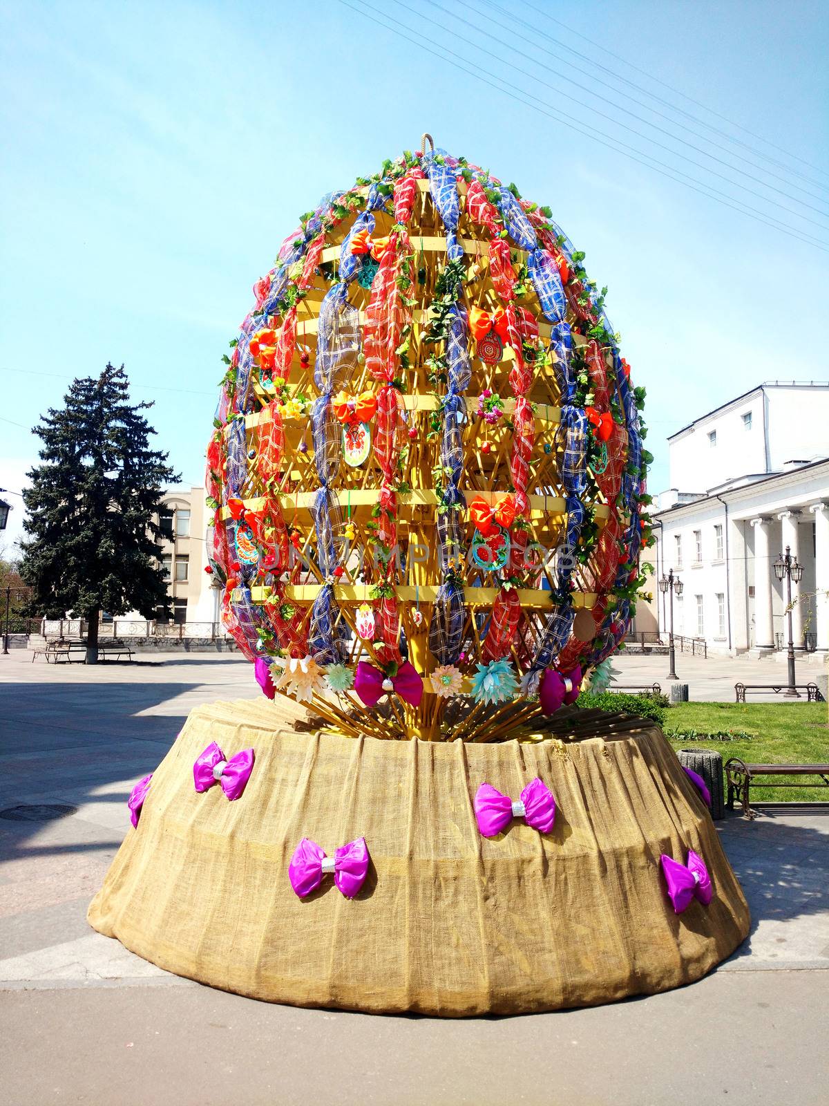 On the eve of Easter decoration in the form of a festive Easter egg.