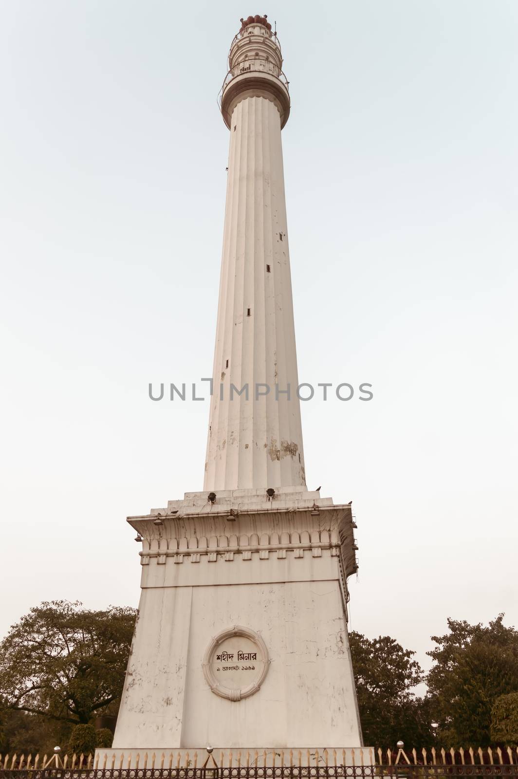 Shaheed Minar Martyrs Ochterlony Monument, famous pillar minaret architectural column lighthouse representing memory British East India Company victory over Nepalese War, Kolkata West Bengal May 2019. by sudiptabhowmick