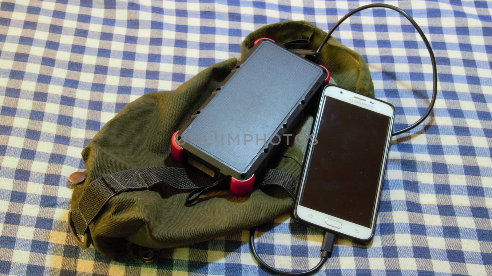 cell phone charging from power bank with solar panel