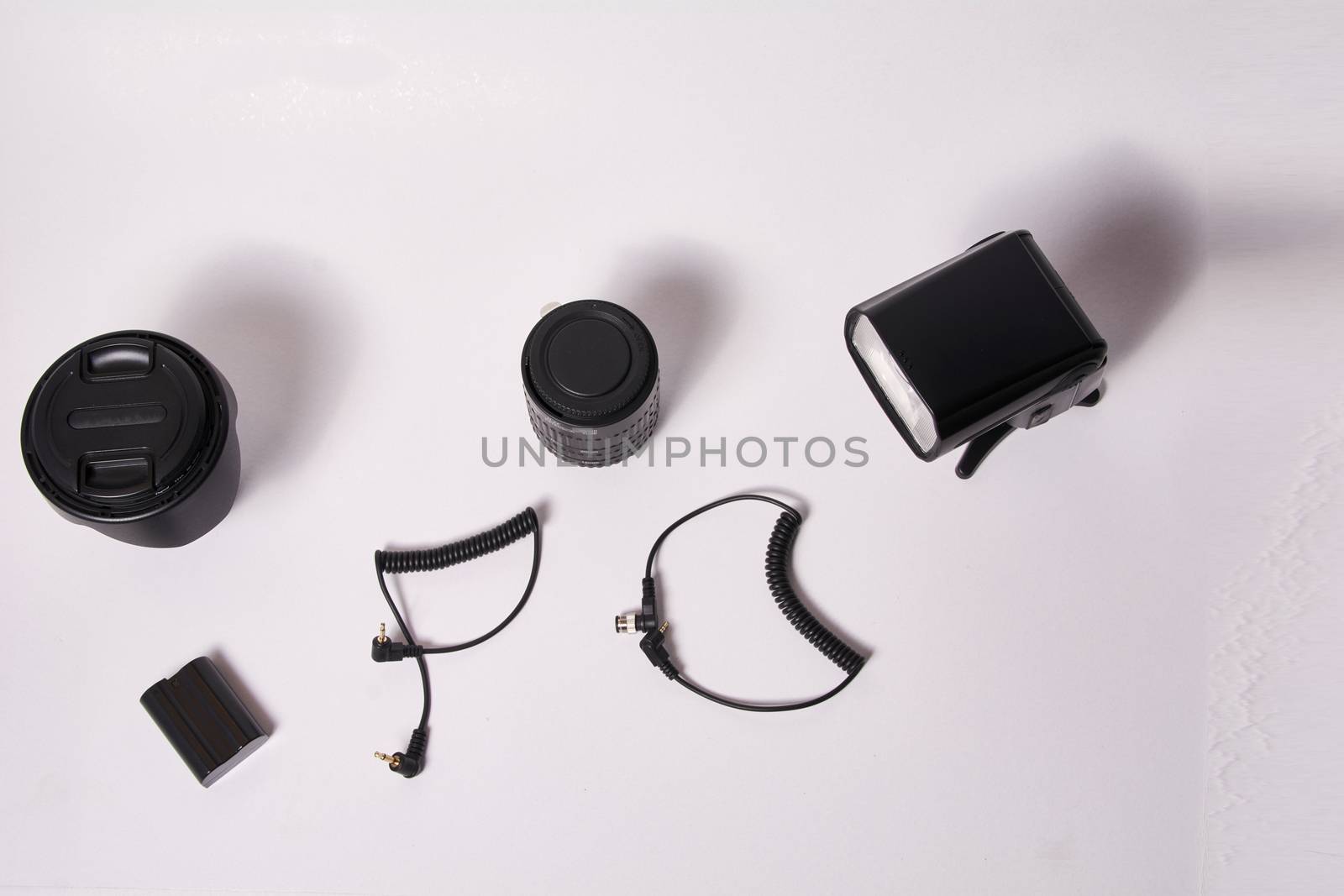 Set of photographic equipment, cables, battery, lens, flash, extender. by raul_ruiz