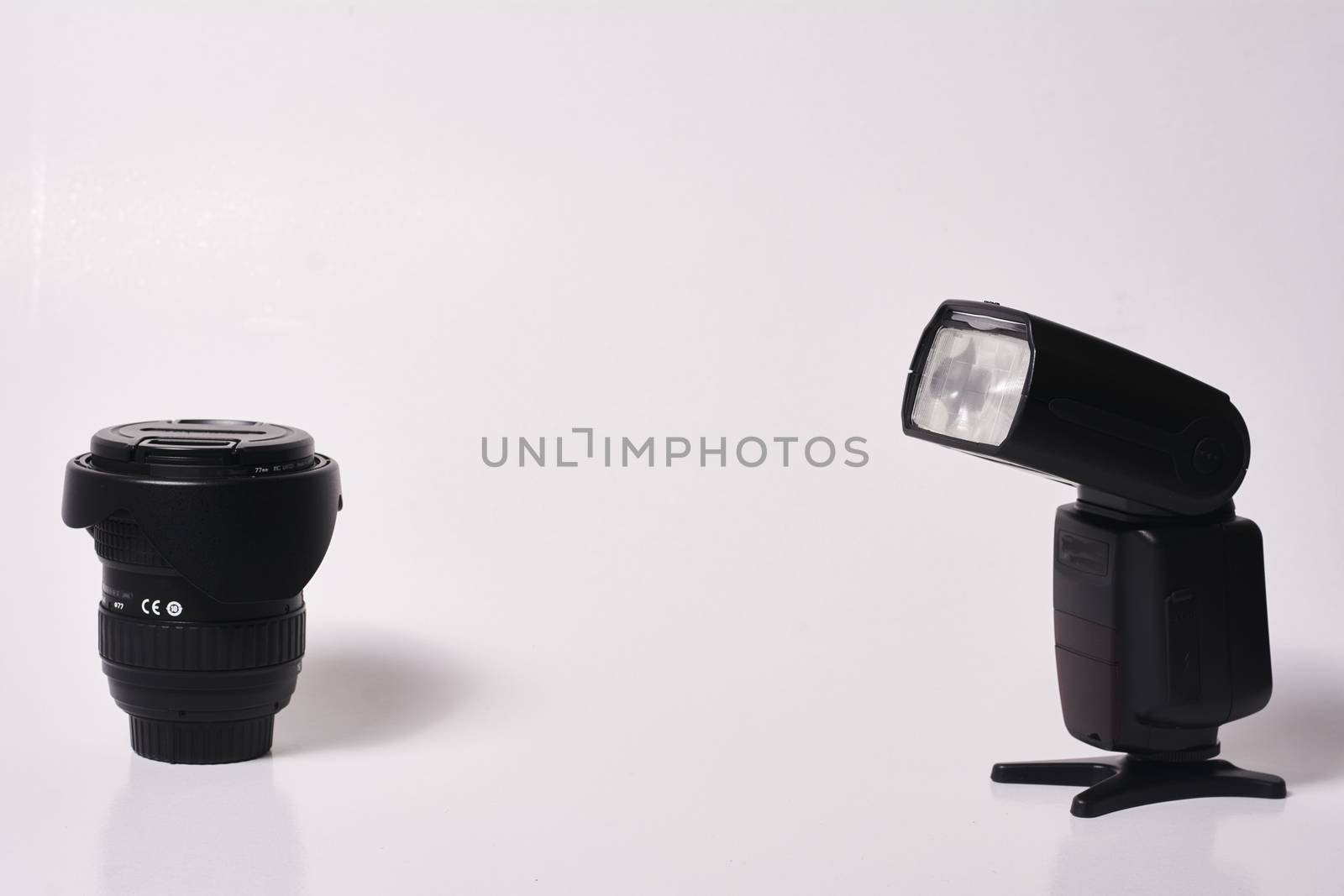 Set of photographic equipment, lens, flash, by raul_ruiz