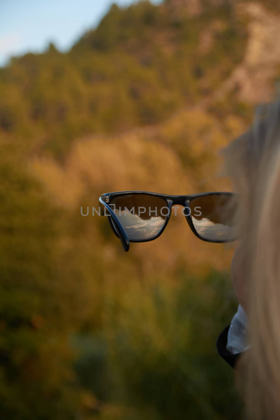 Look at the mountain through other eyes. Looking through the glasses
