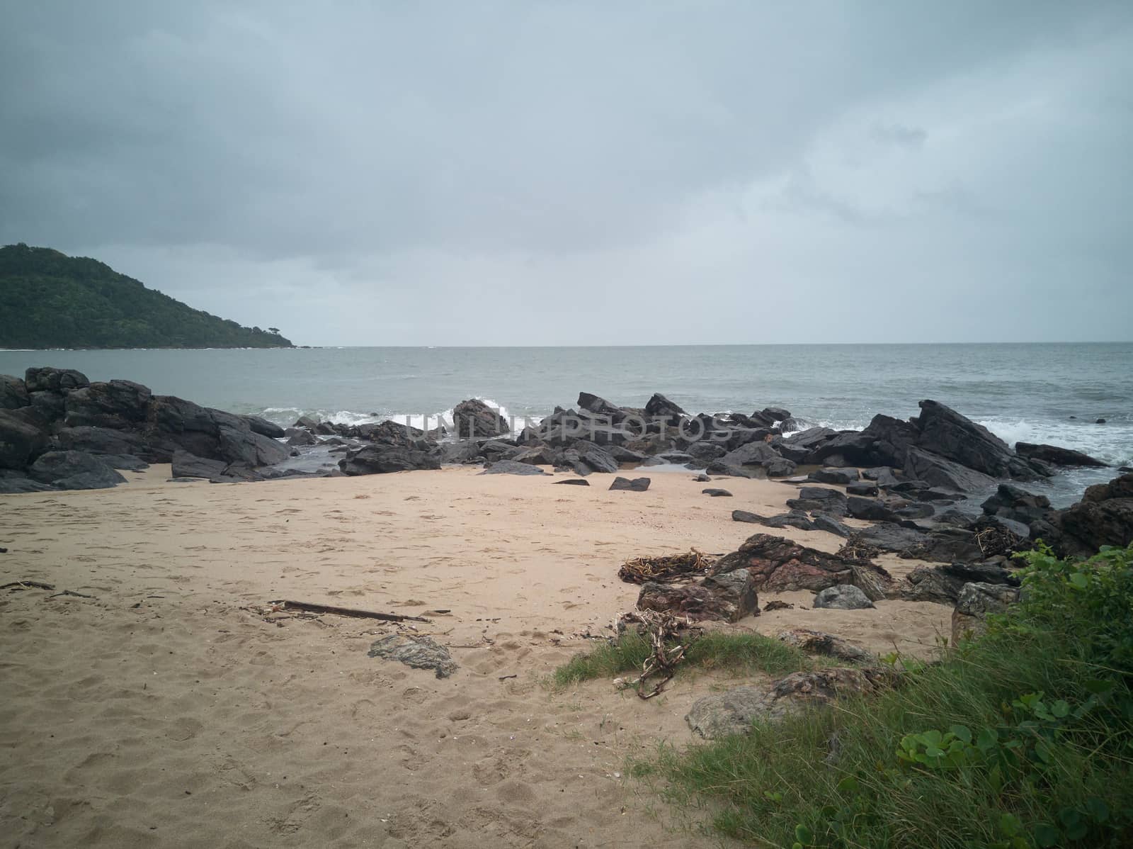 Rocks on the beach after the storm by raul_ruiz