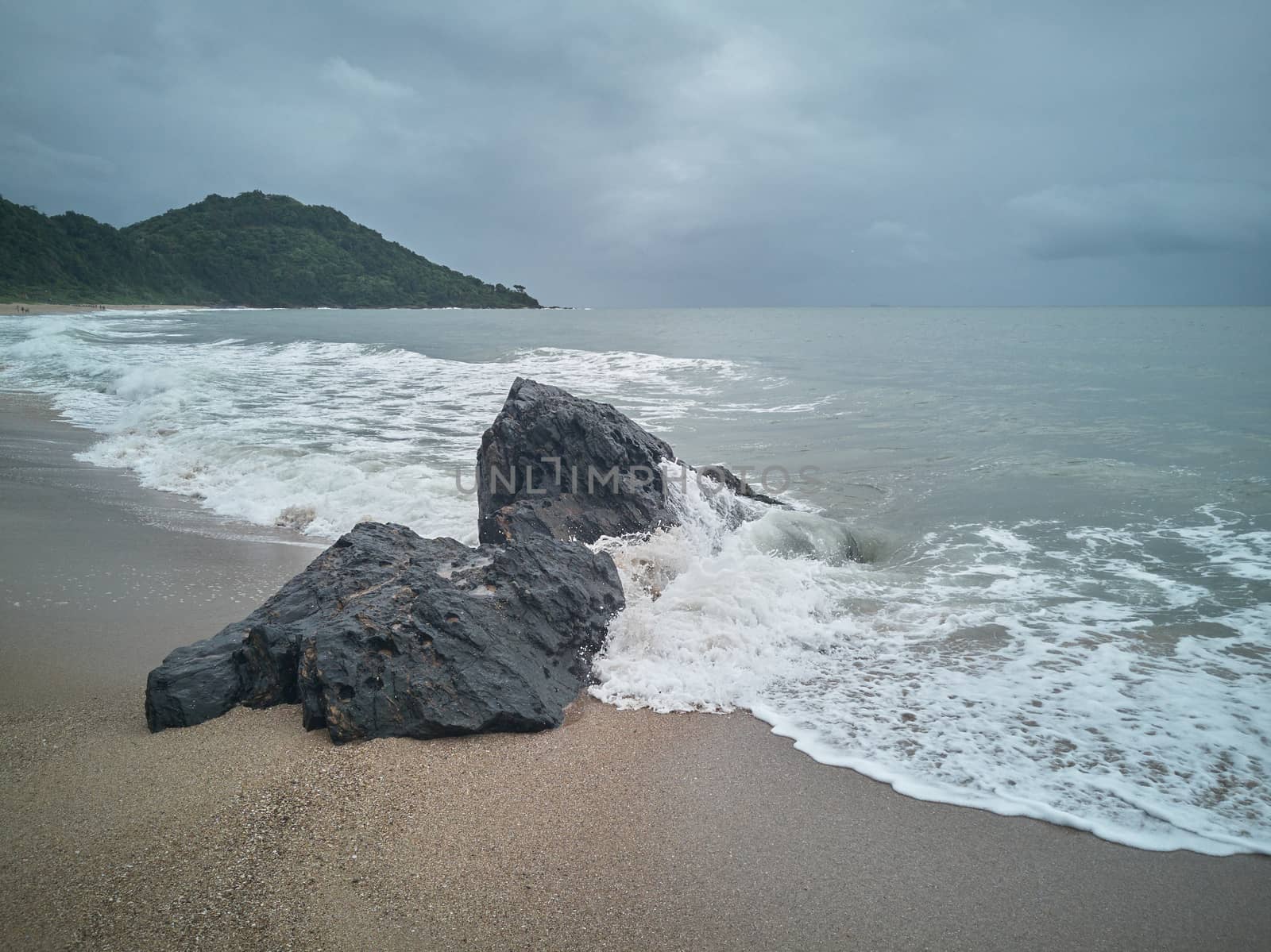 Rocks on the beach after the storm by raul_ruiz